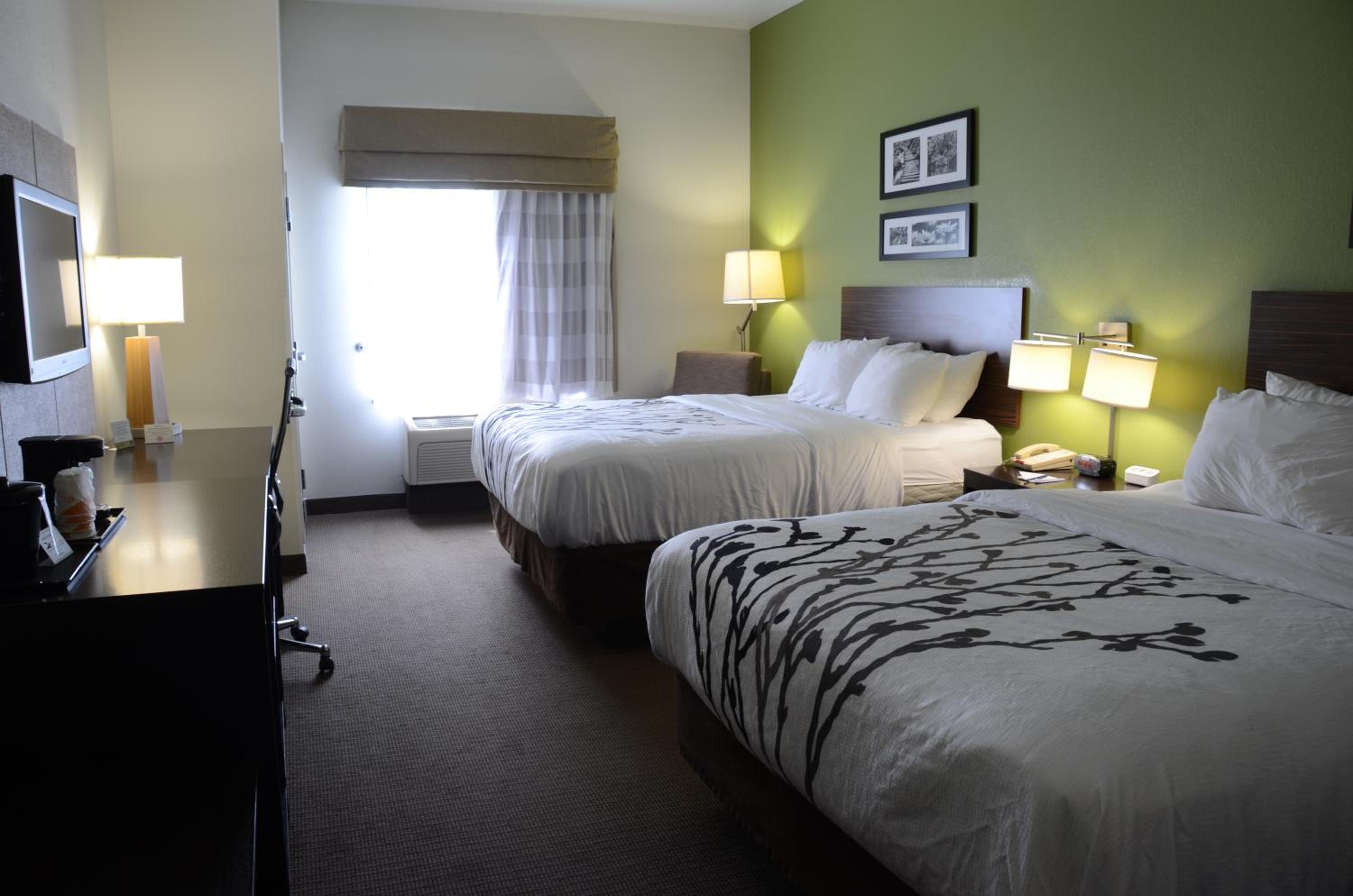 Queen Room with Two Queen Beds - Non-Smoking - Photo 8