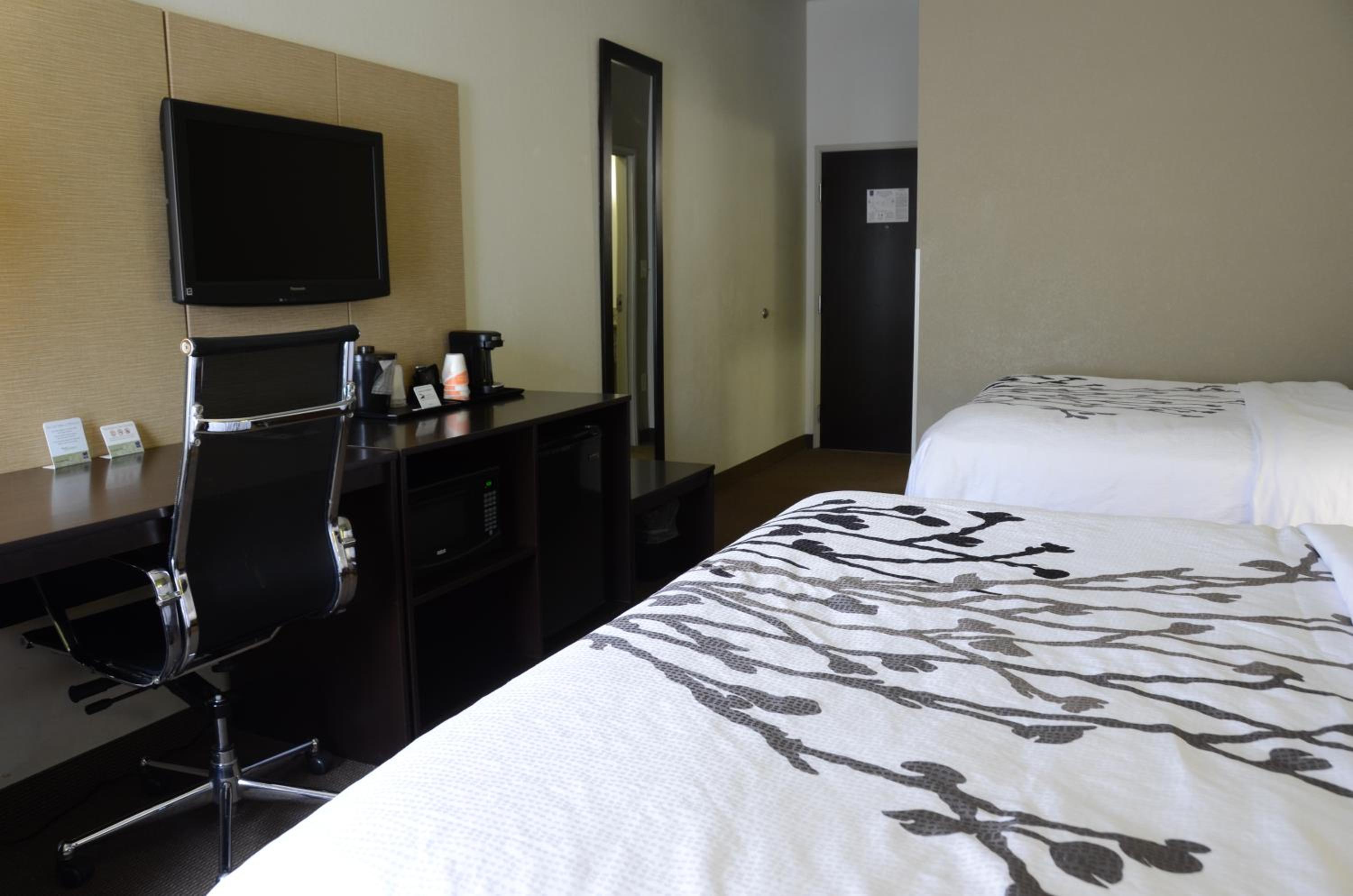 Queen Room with Two Queen Beds - Non-Smoking - Photo 7