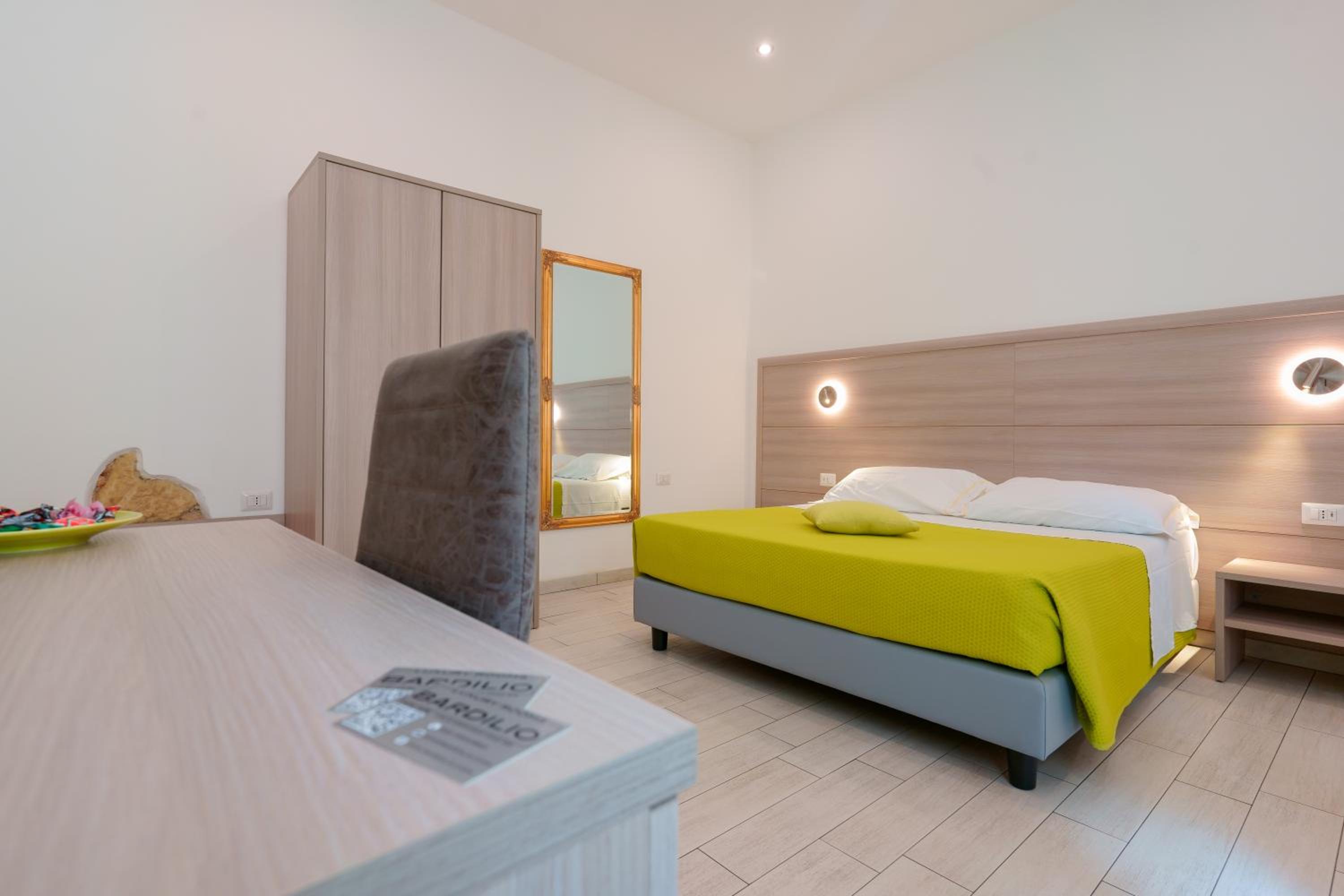 Triple Room with Private Bathroom - Photo 24