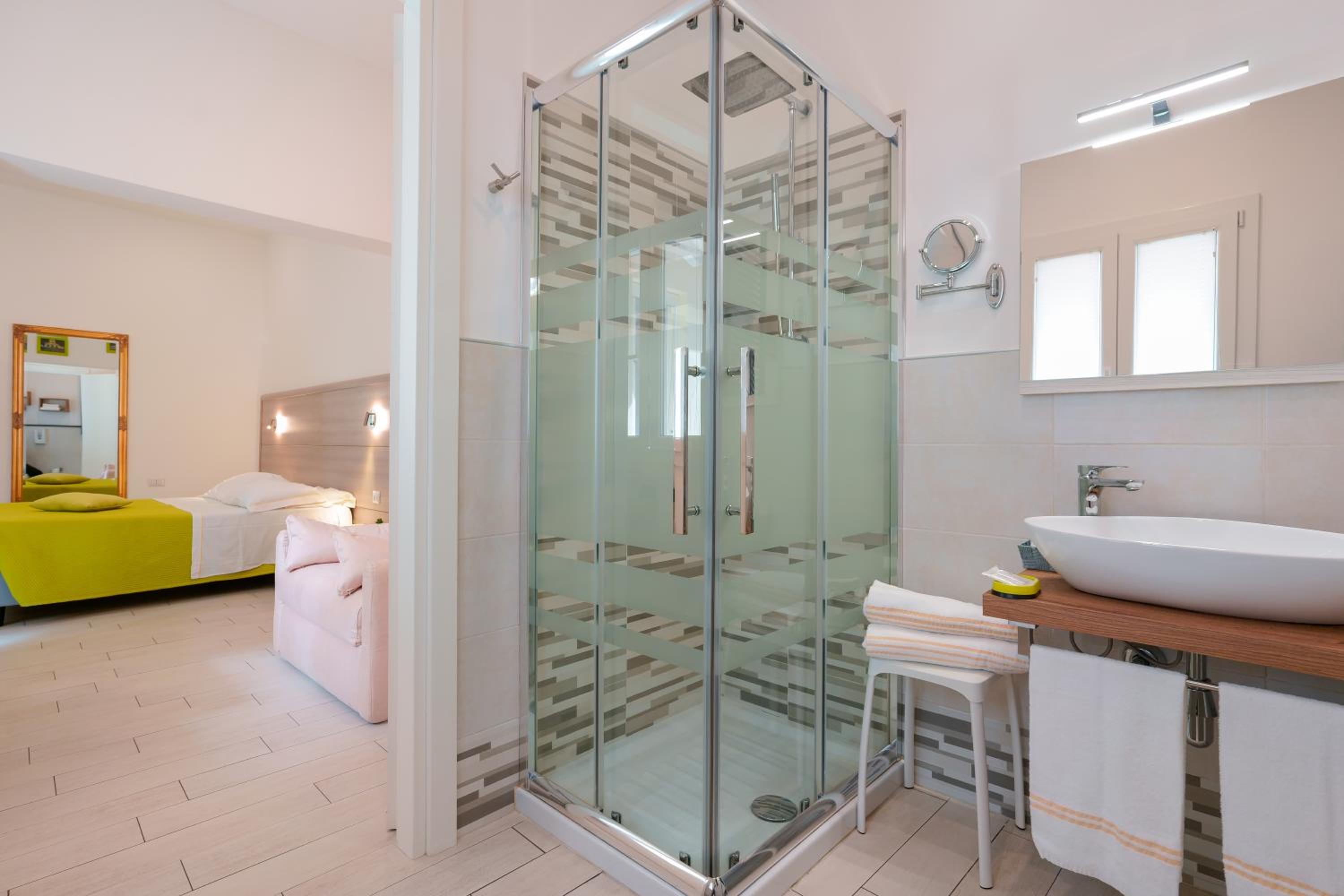 Triple Room with Private Bathroom - Photo 35