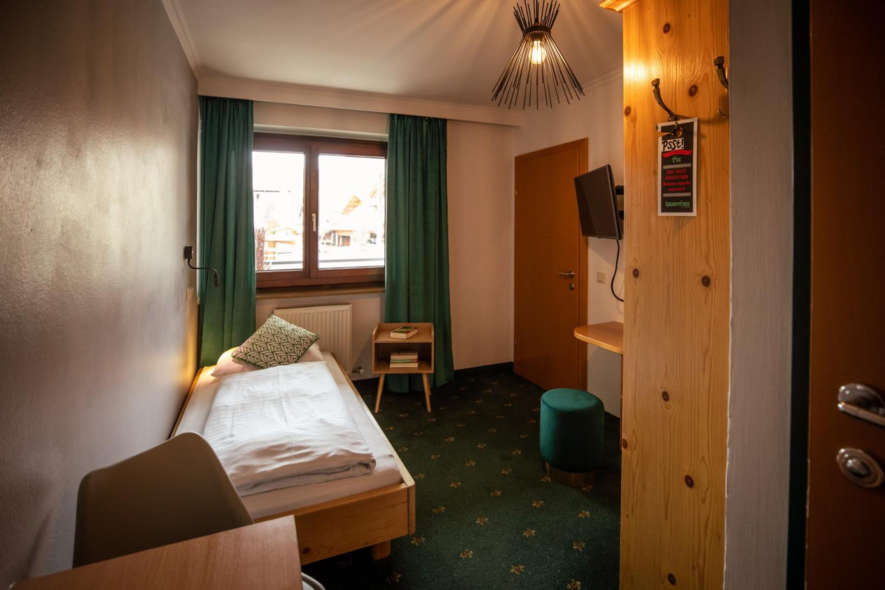 Small Single Room photo 1