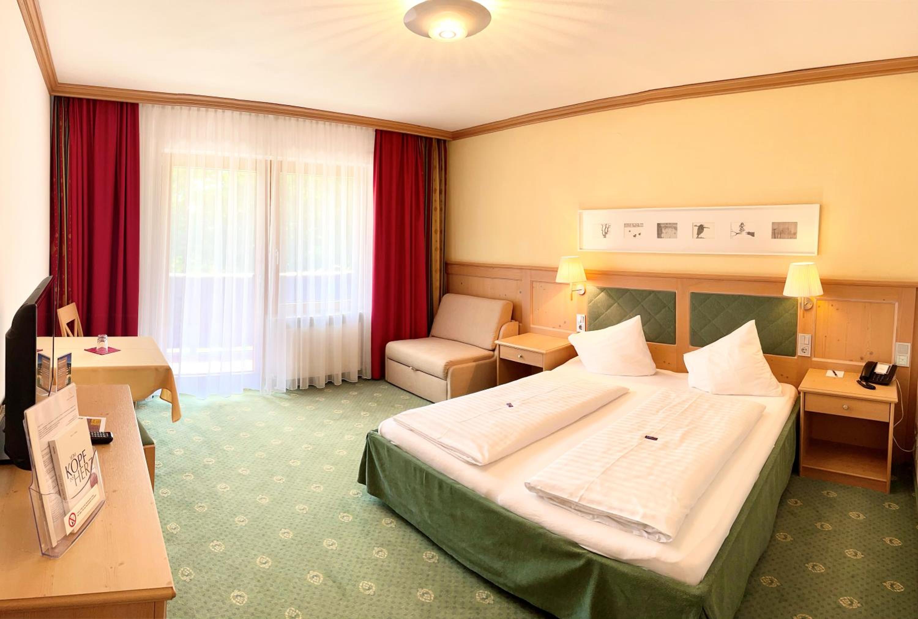 Double Room with Shower and Bathtub photo 2