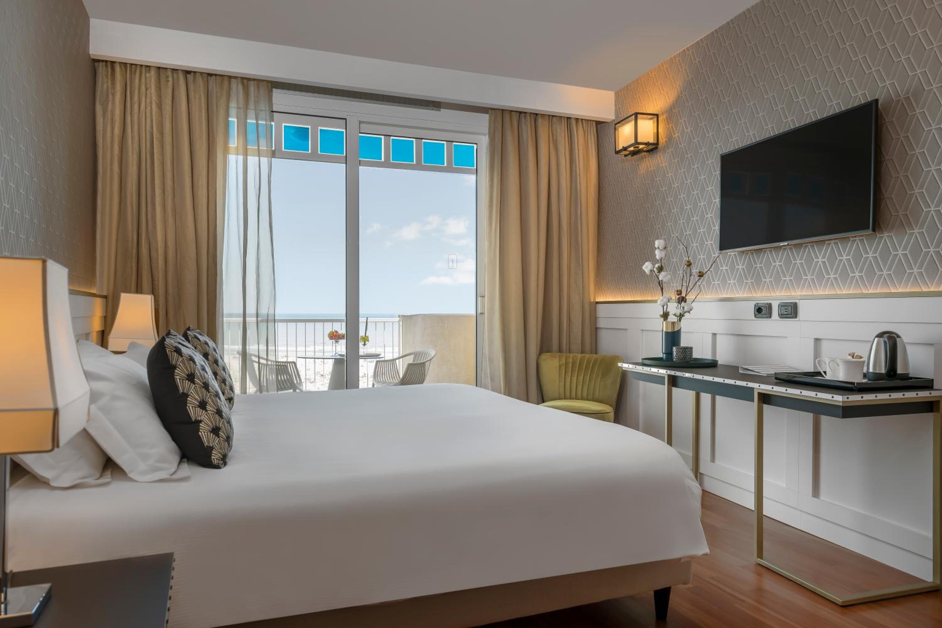 Double or Twin Room with Sea View and Spa Access - Photo 19