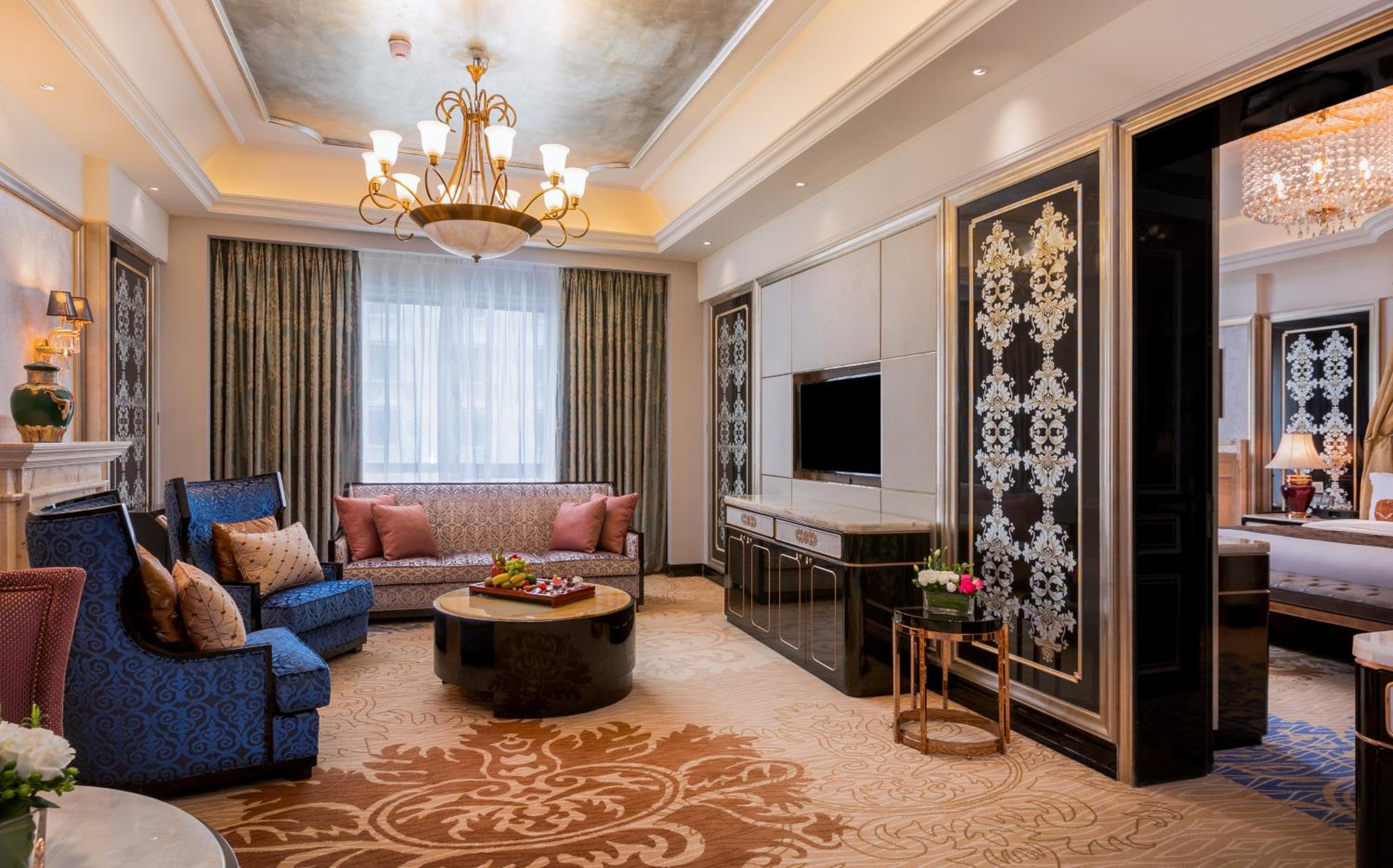 One-Bedroom Suite with Club Lounge Access