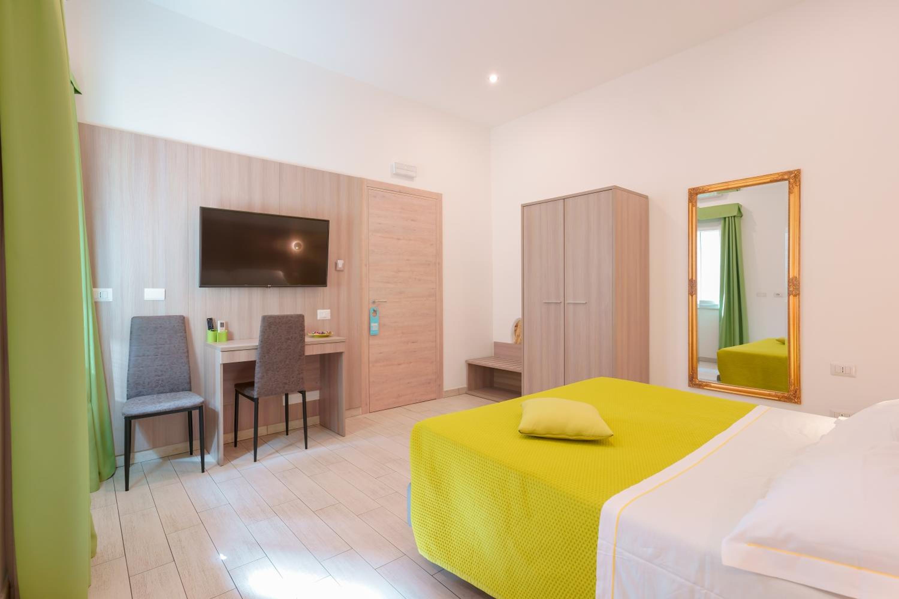 Triple Room with Private Bathroom - Photo 28