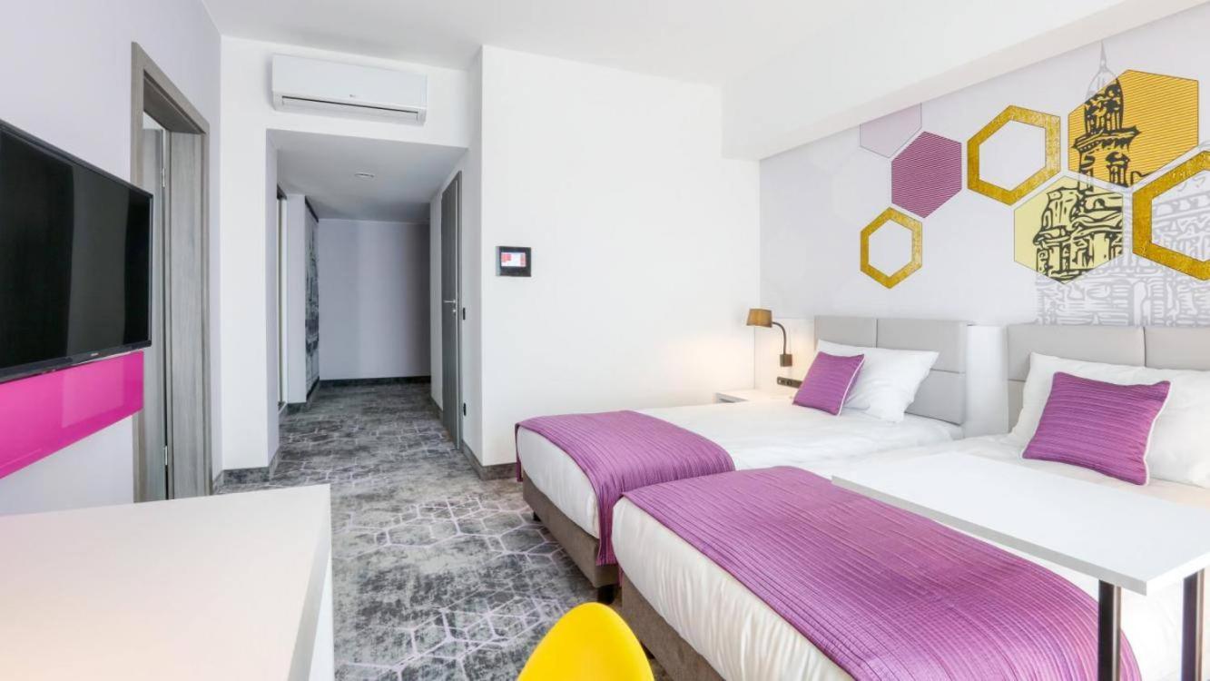 Family Room with One Double Bed and Two Single Beds photo 2
