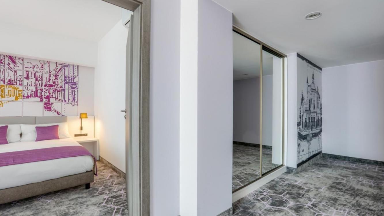 Family Room with One Double Bed and Two Single Beds photo 1