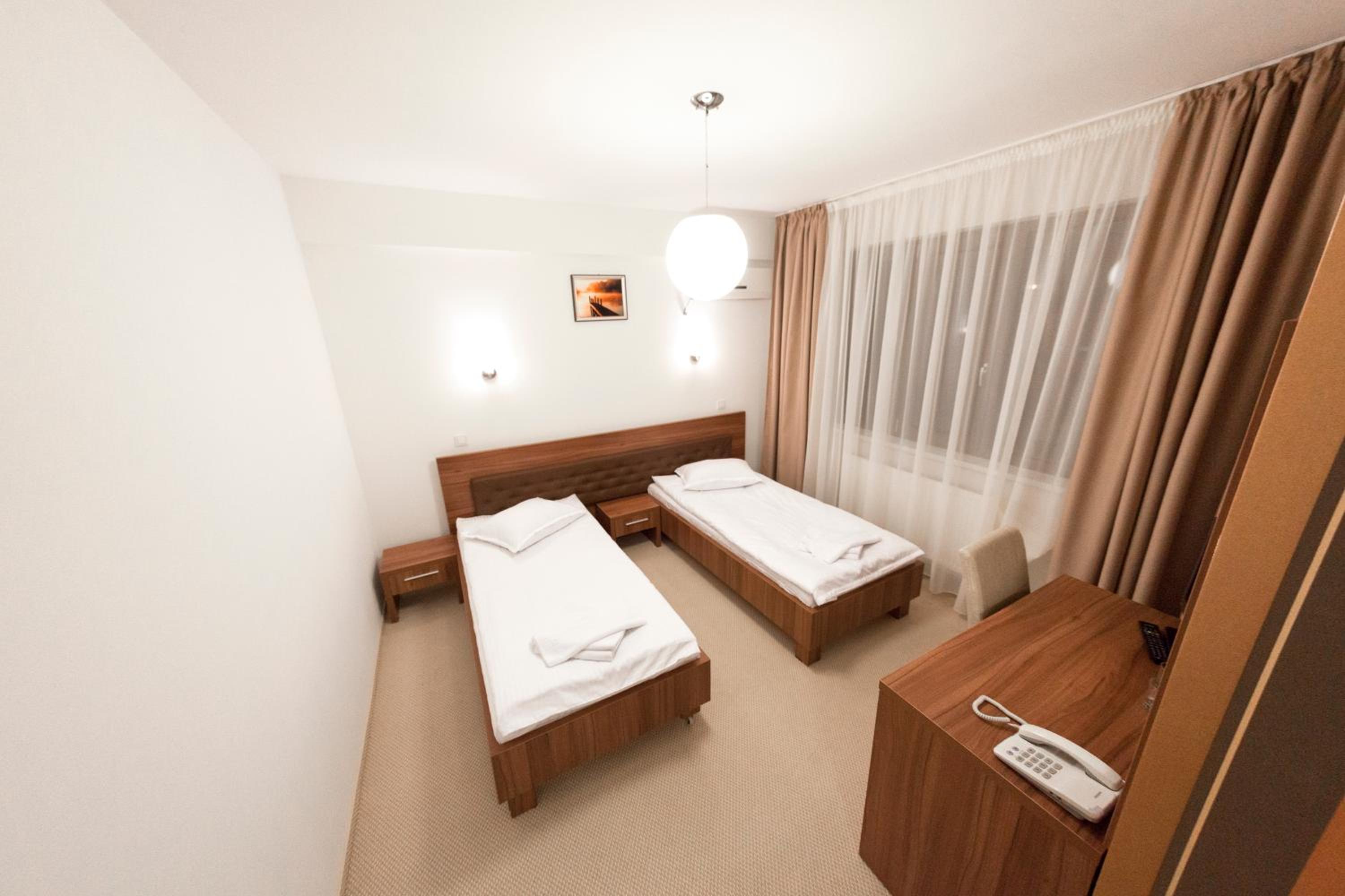Twin Room - Photo 8
