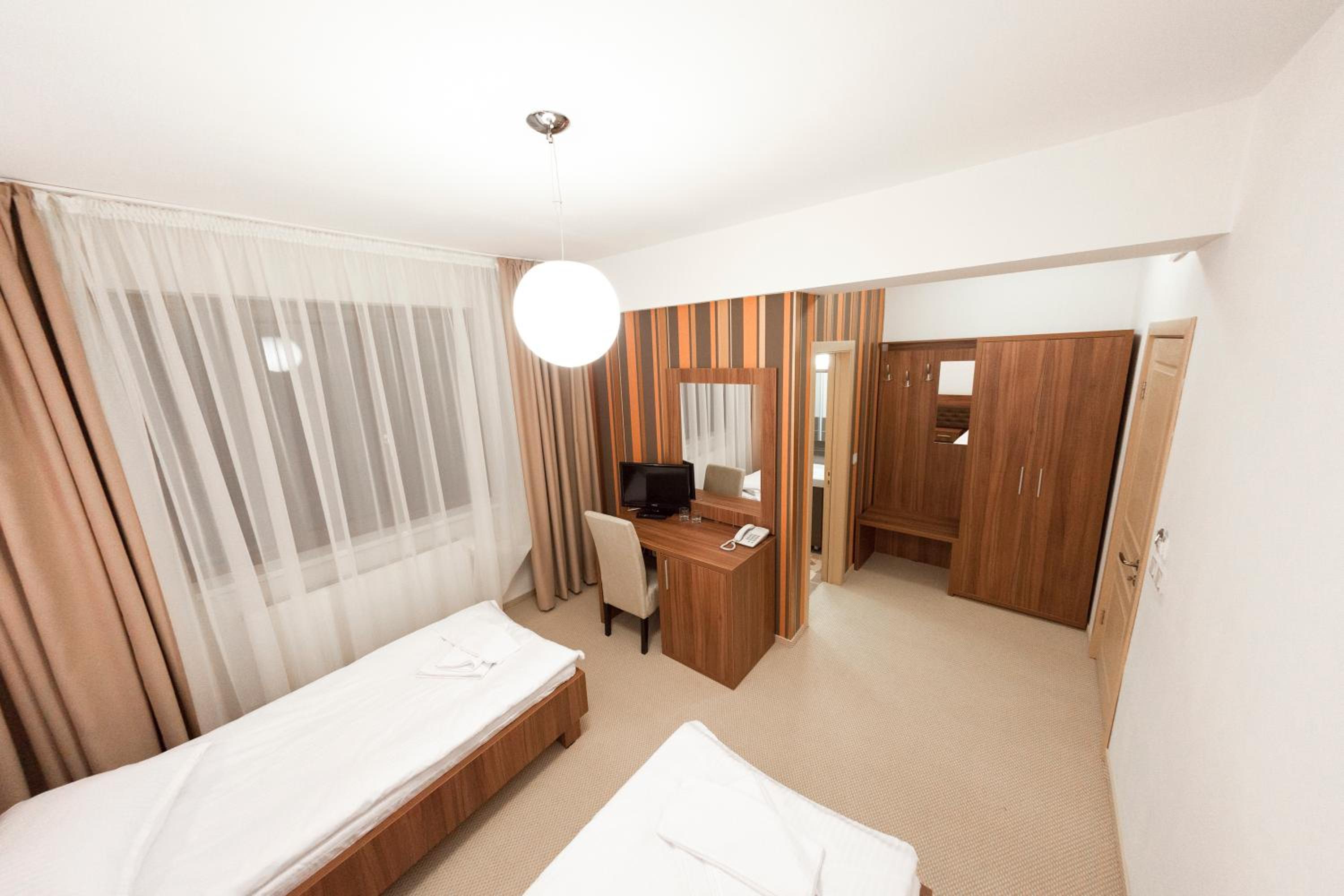 Twin Room - Photo 9