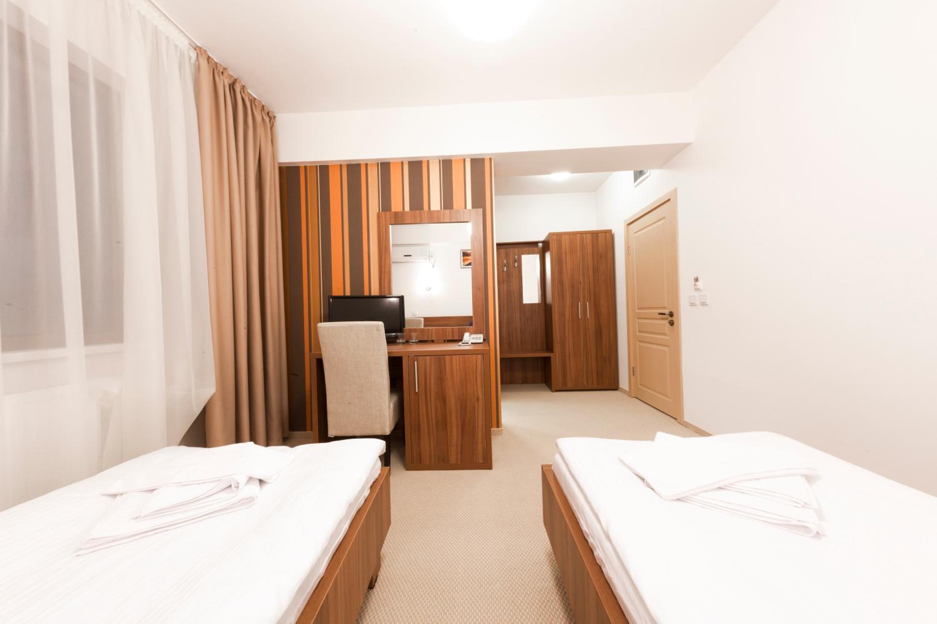 Twin Room - Photo 2