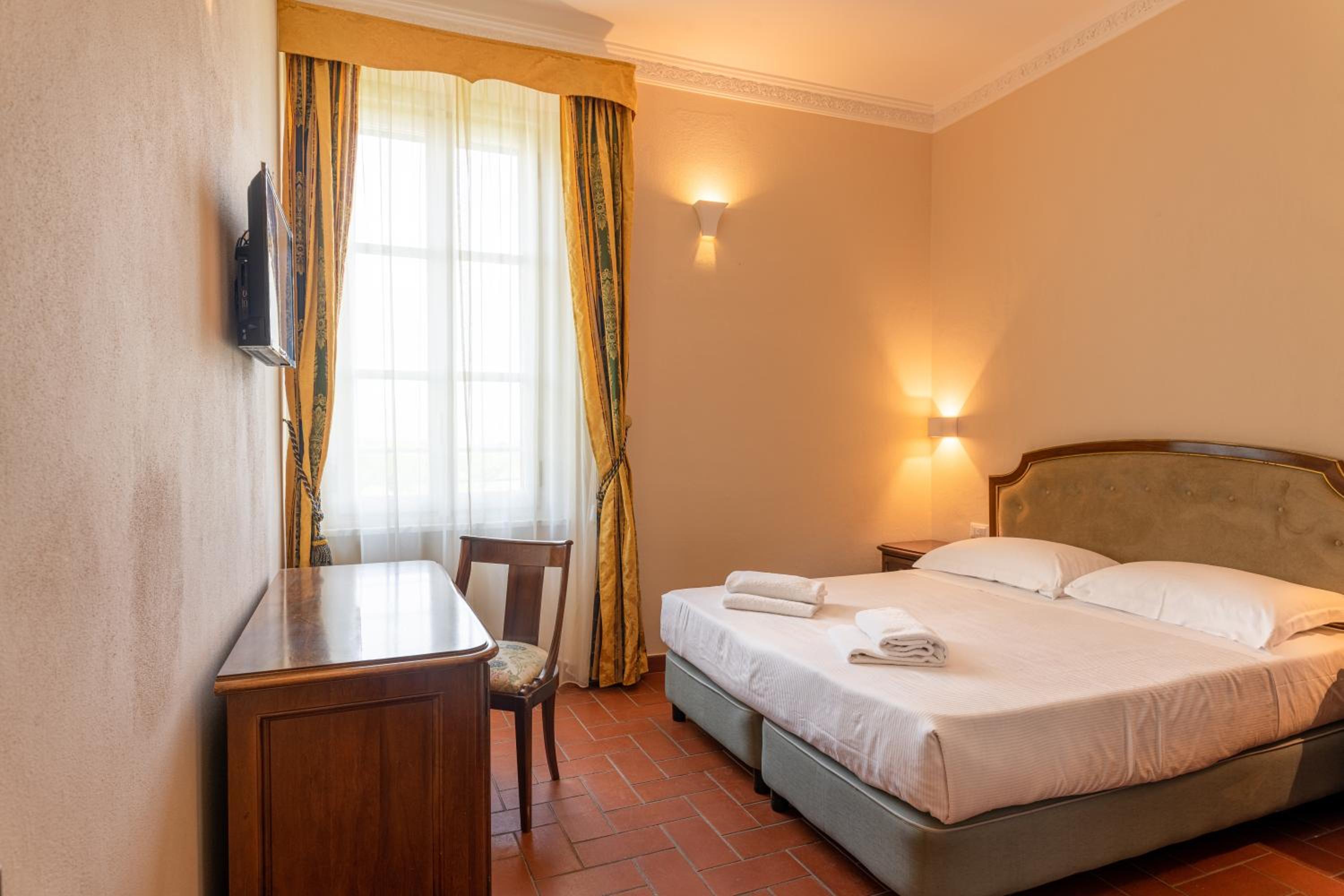 Double or Twin Room with View - Photo 9