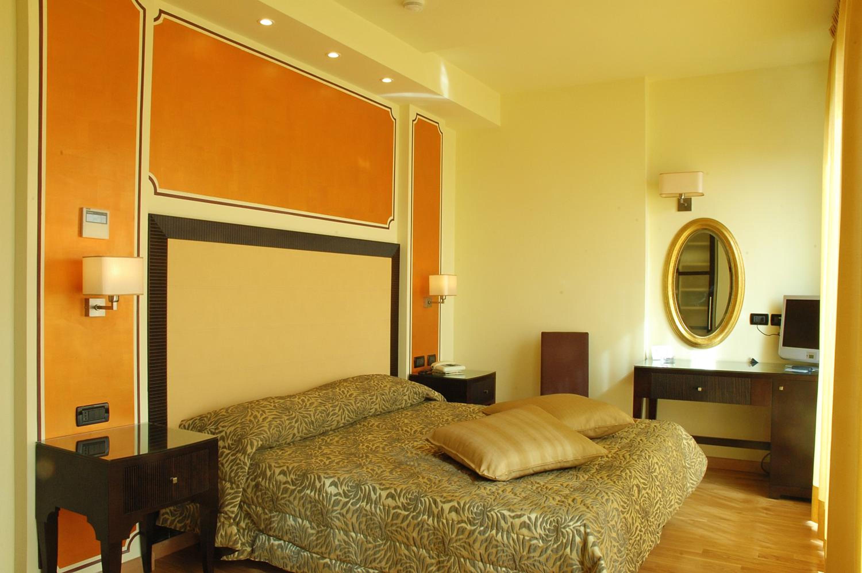 Economy Double Room - Photo 17