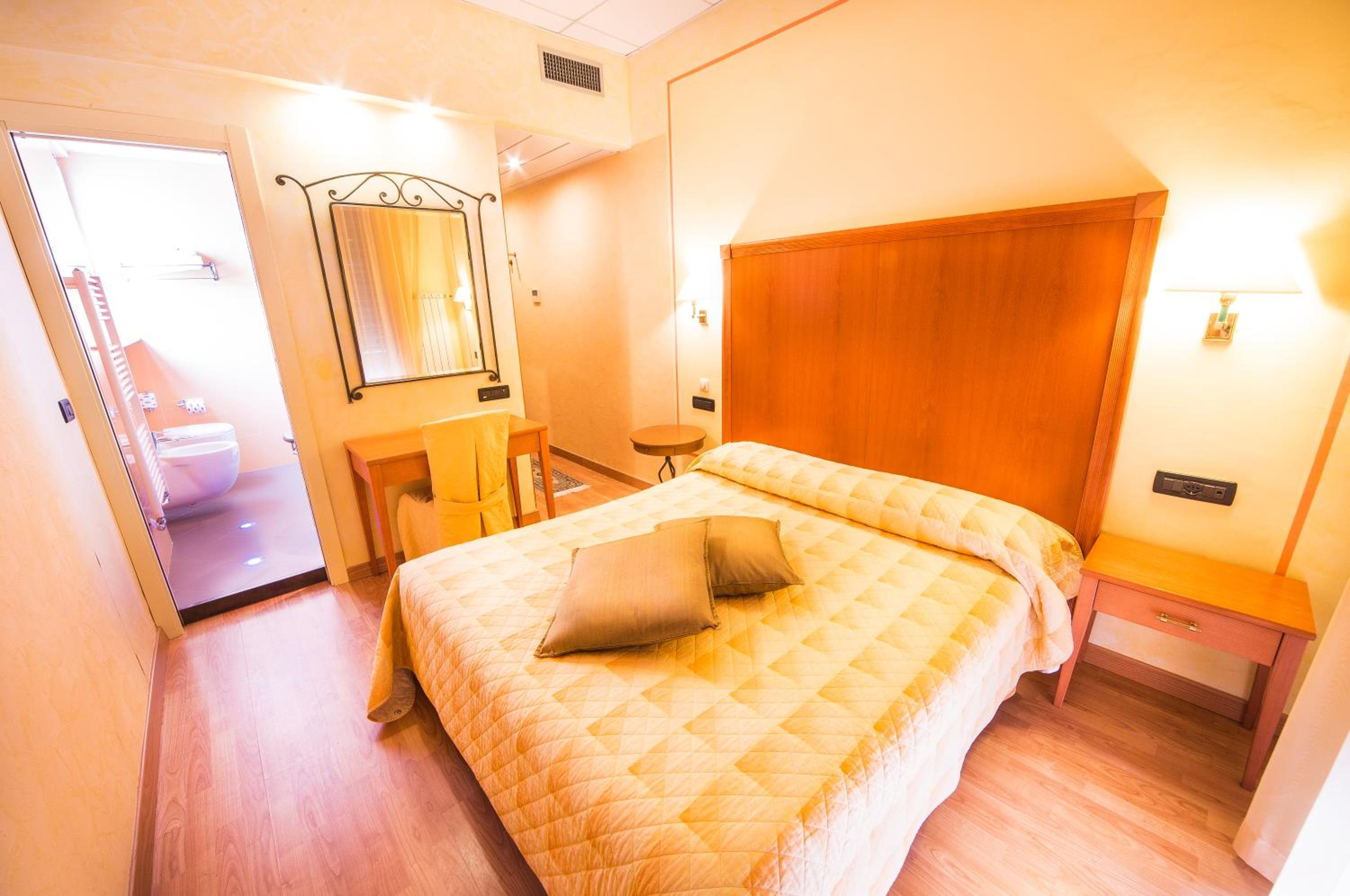 Economy Double Room - Photo 10