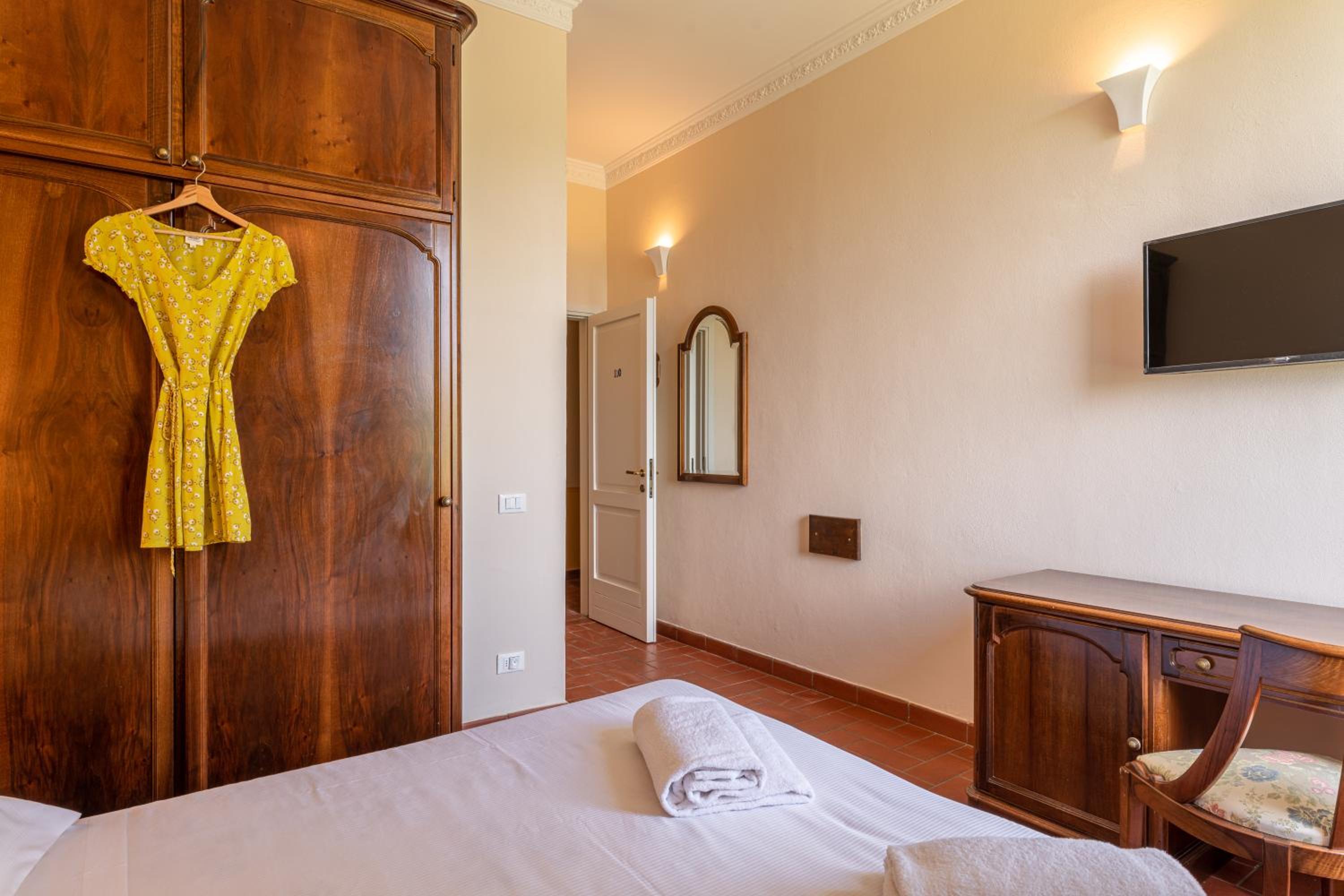 Double or Twin Room with View - Photo 10