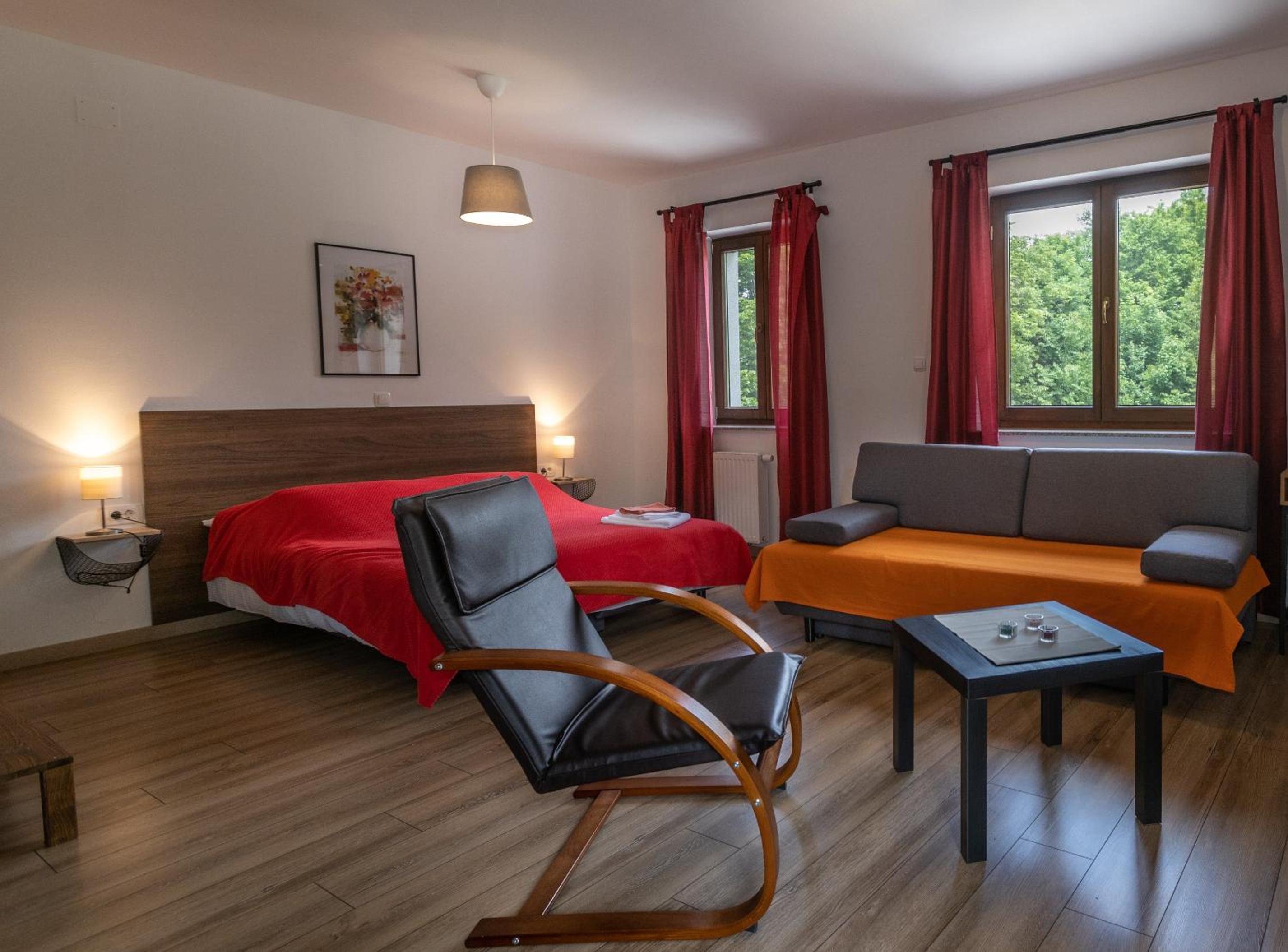 Deluxe Studio with Patio - Photo 10