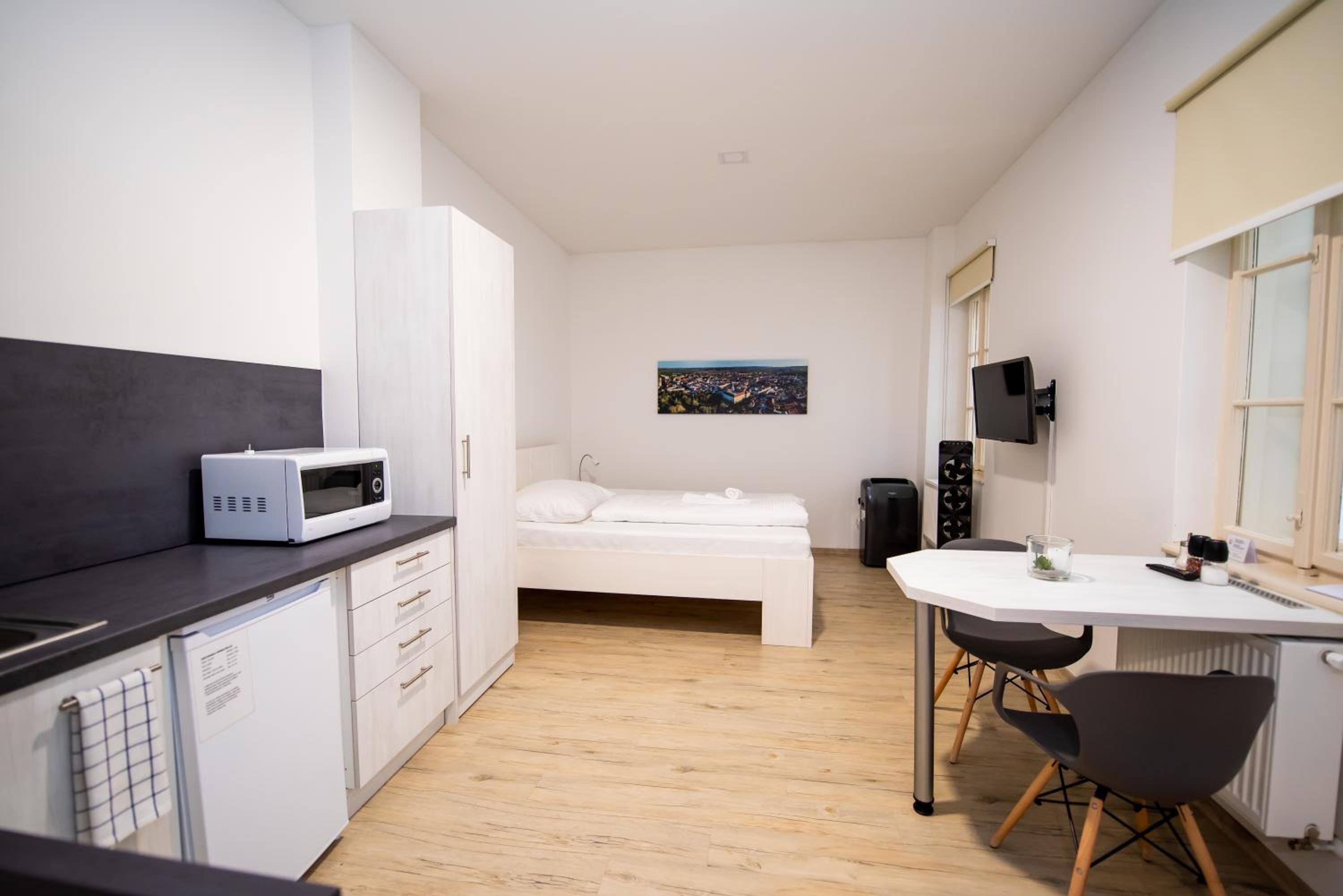 Studio Apartment with No Windows - Photo 2