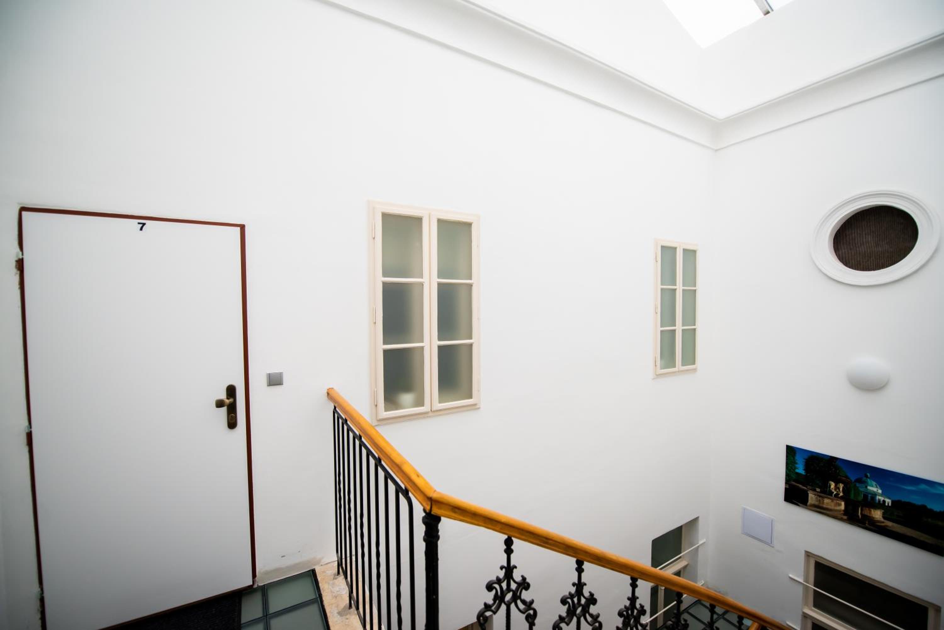 Studio Apartment with No Windows - Photo 6