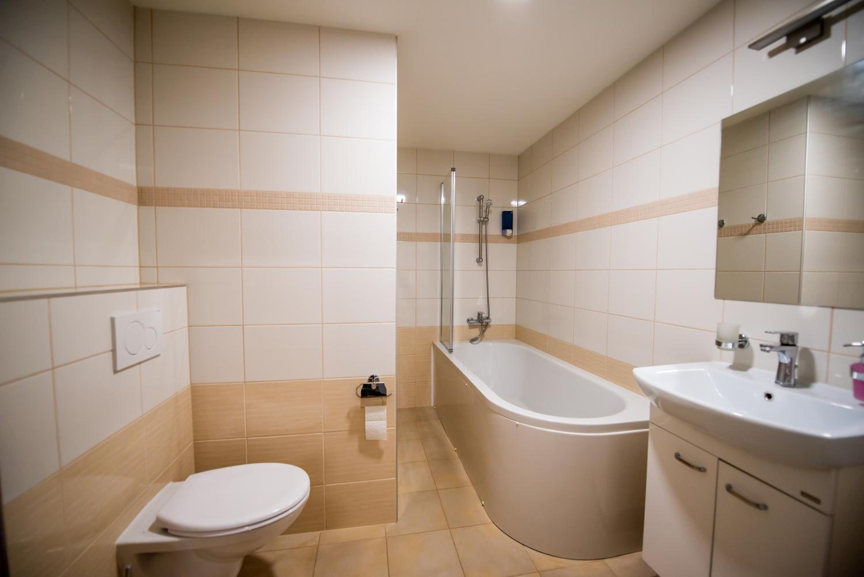 Studio Apartment with No Windows - Photo 3