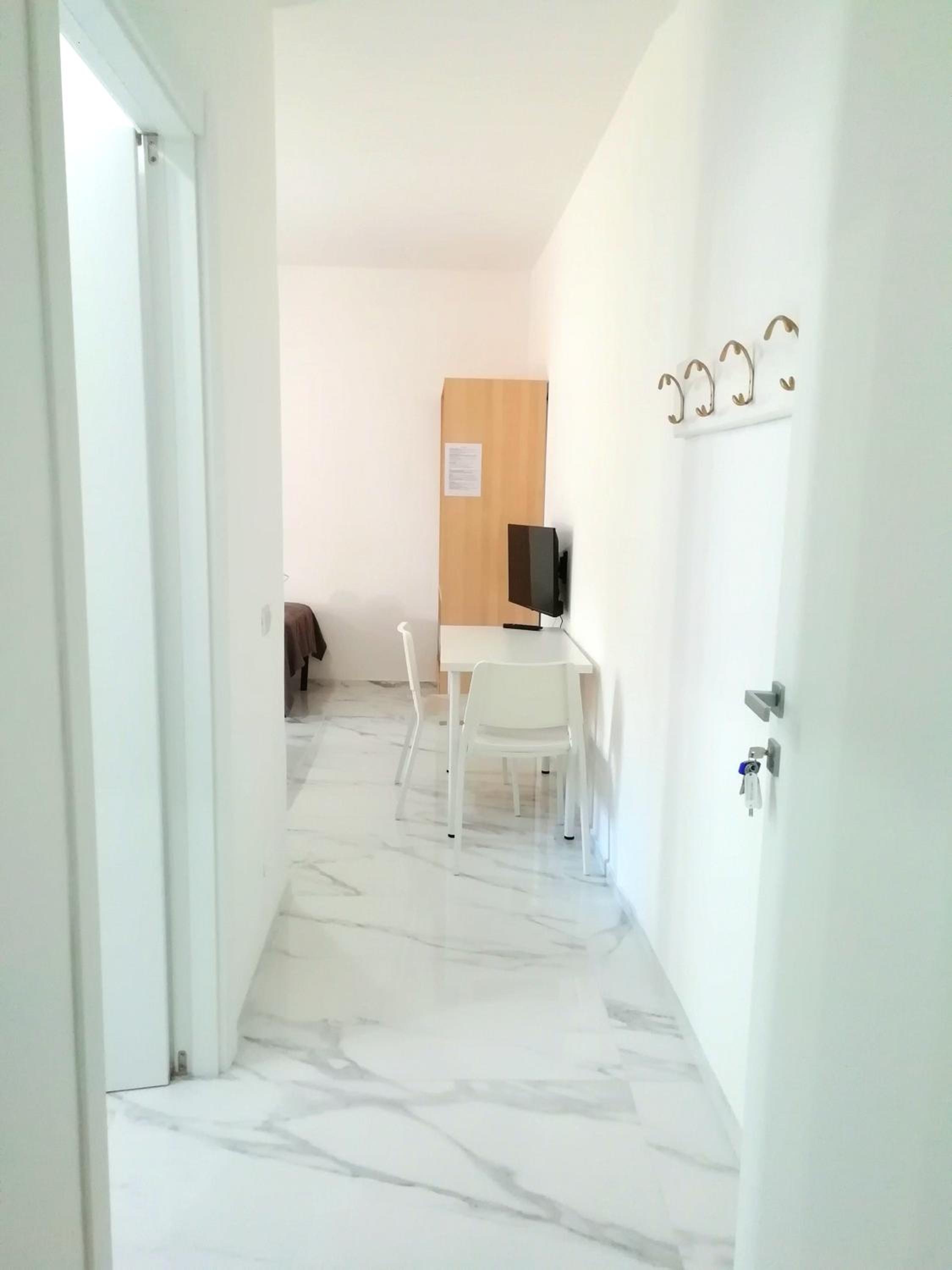 Large Double Room - Photo 4