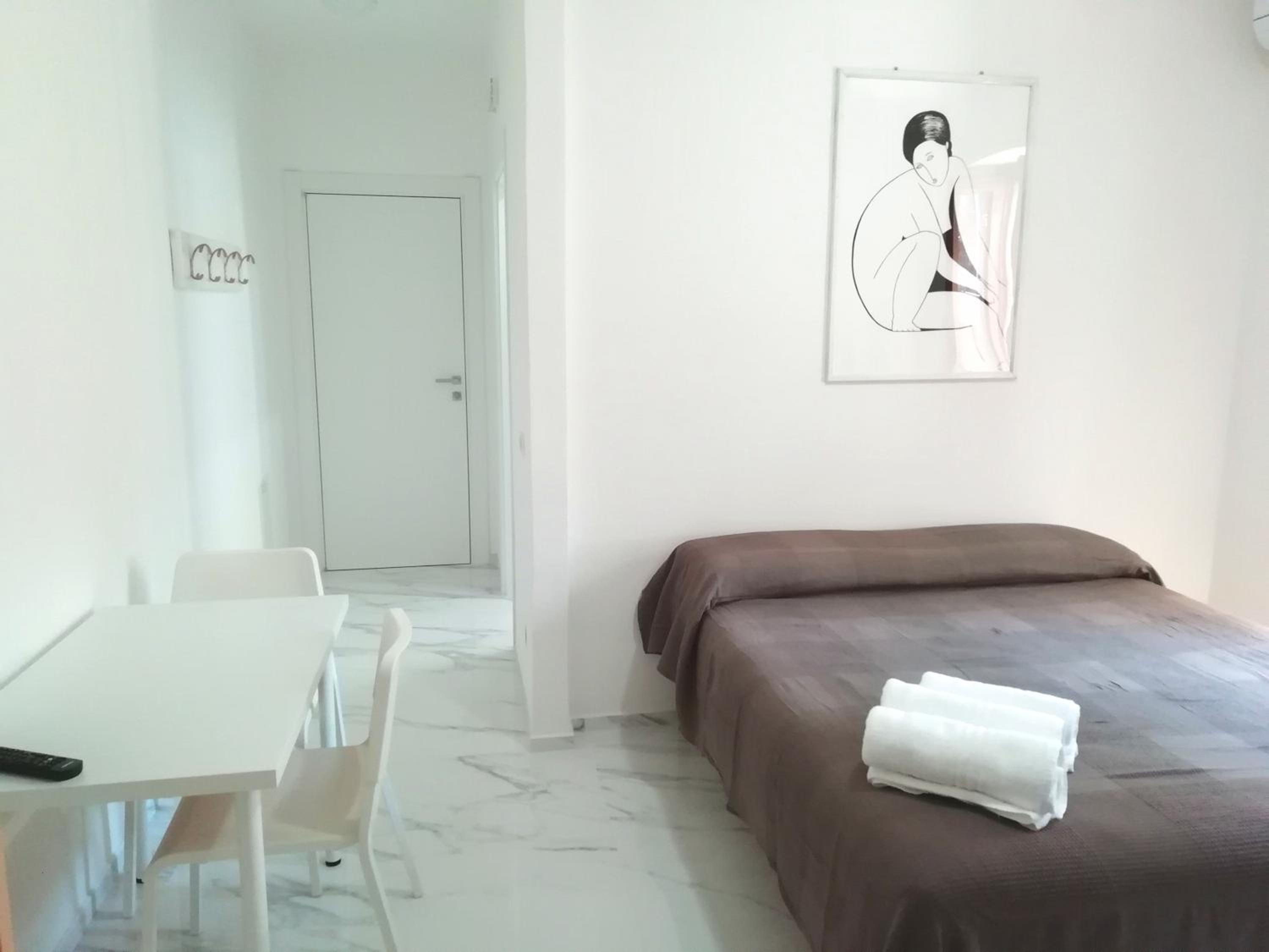 Large Double Room - Photo 15