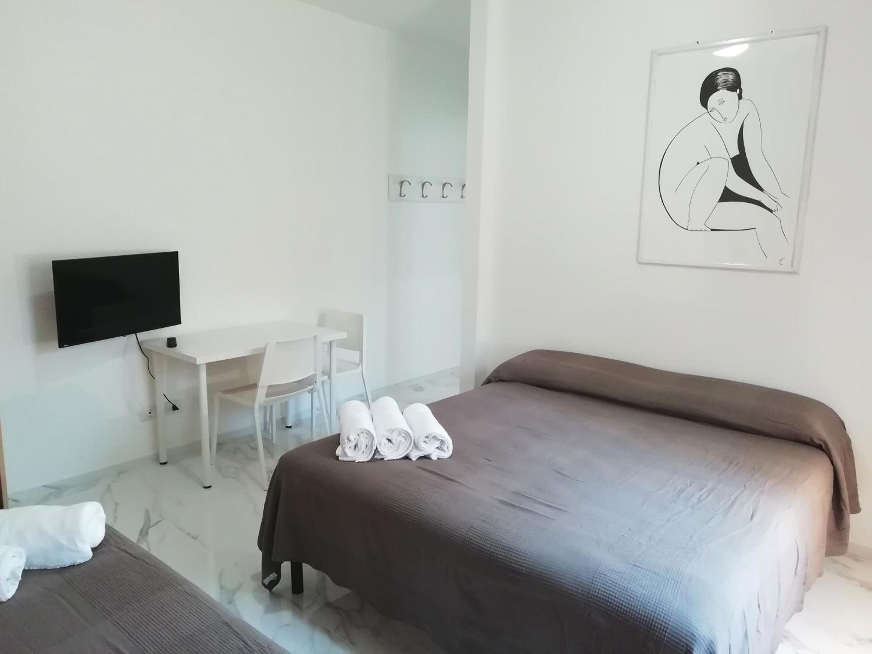 Large Double Room - Photo 14