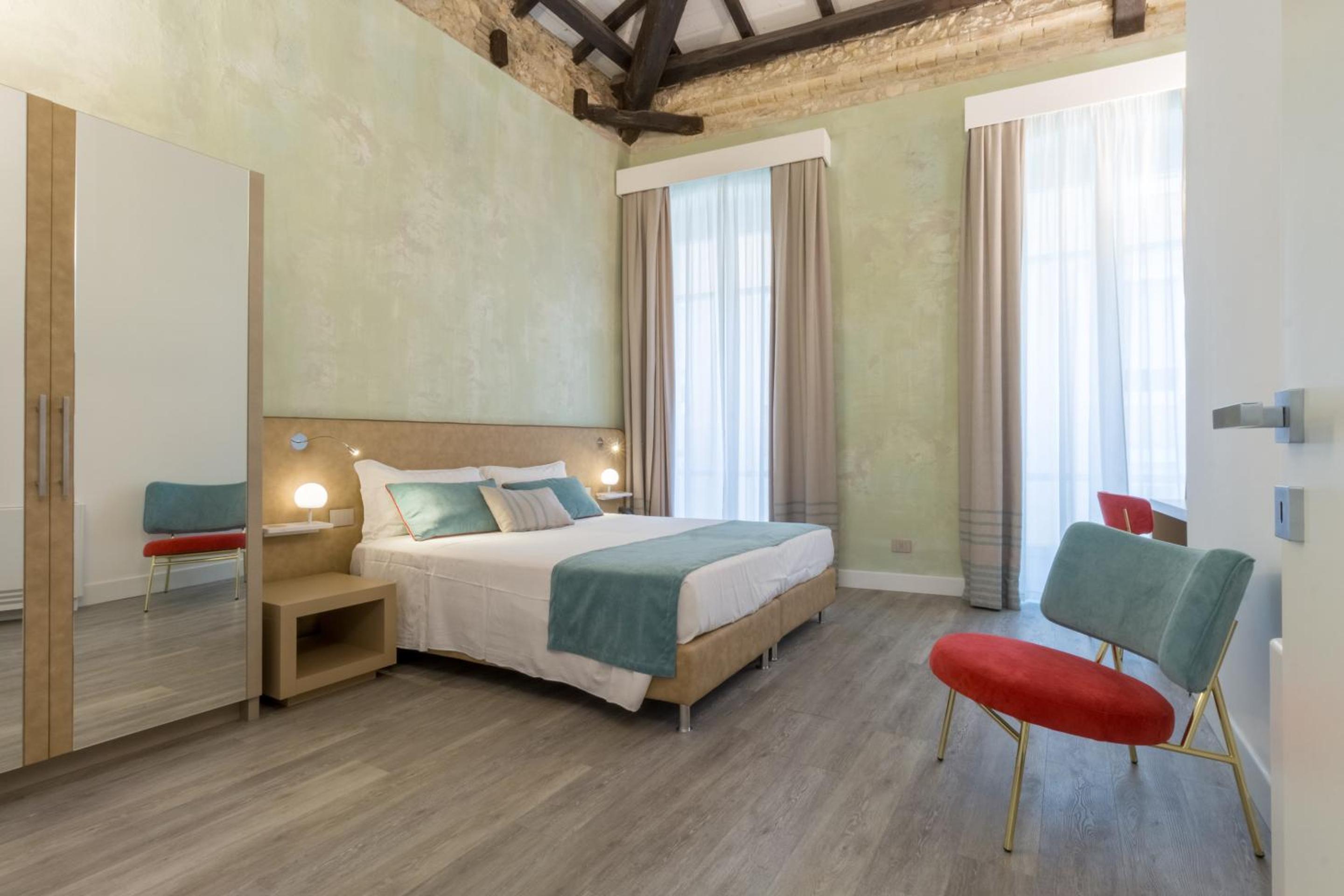 Deluxe Room - Photo 10