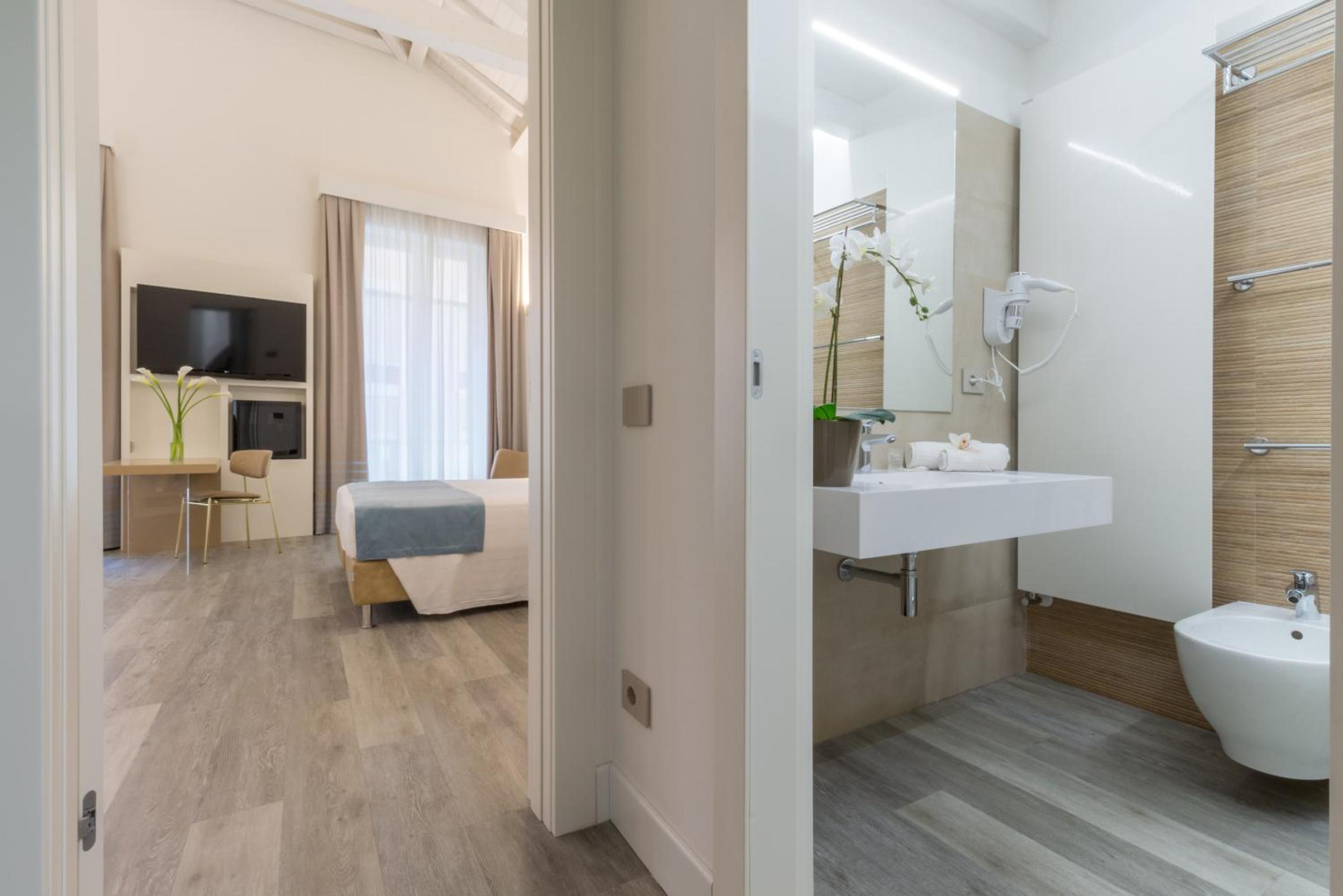 Deluxe Room - Photo 11