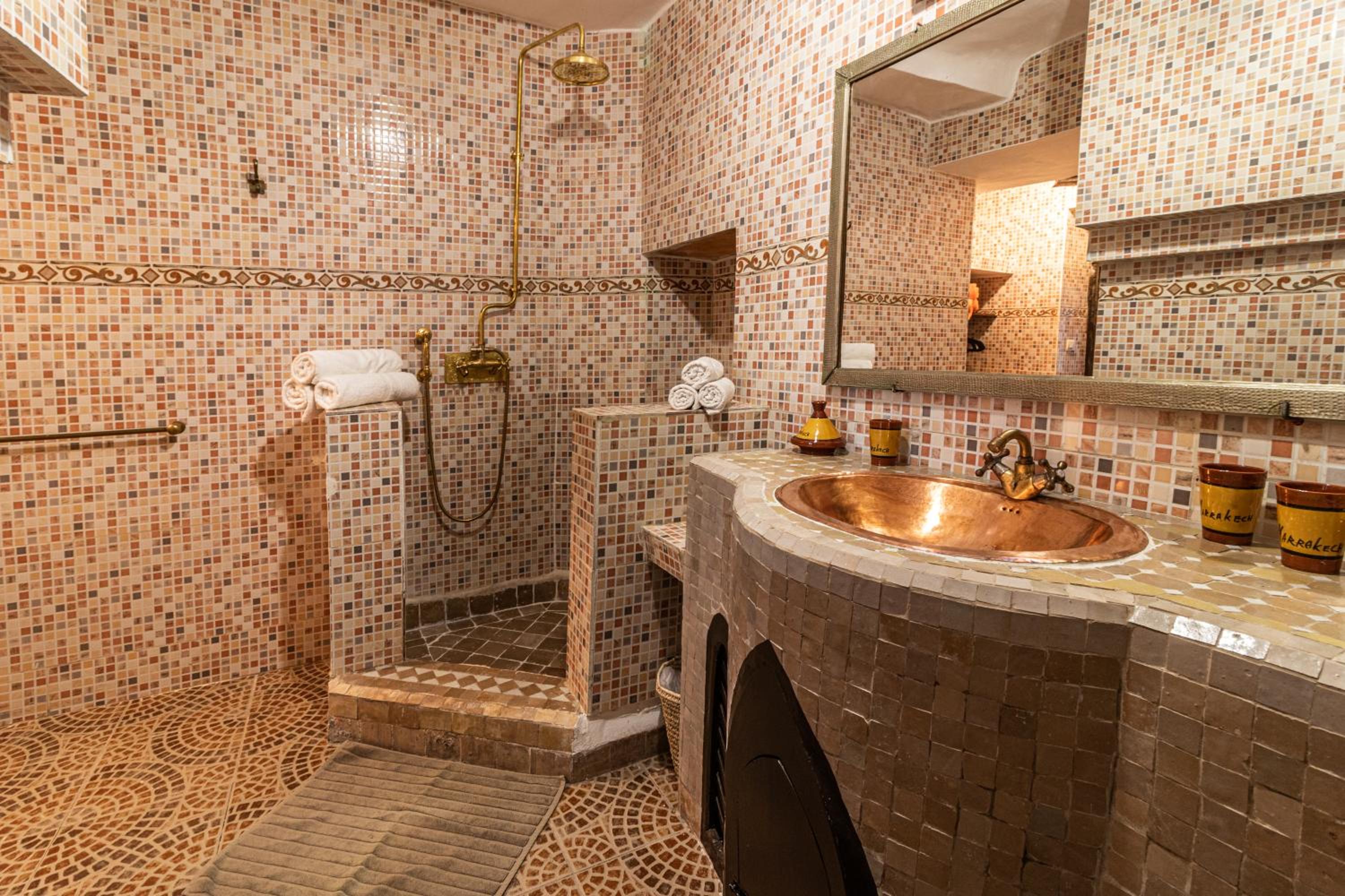 Triple Room with Private Bathroom - Photo 4