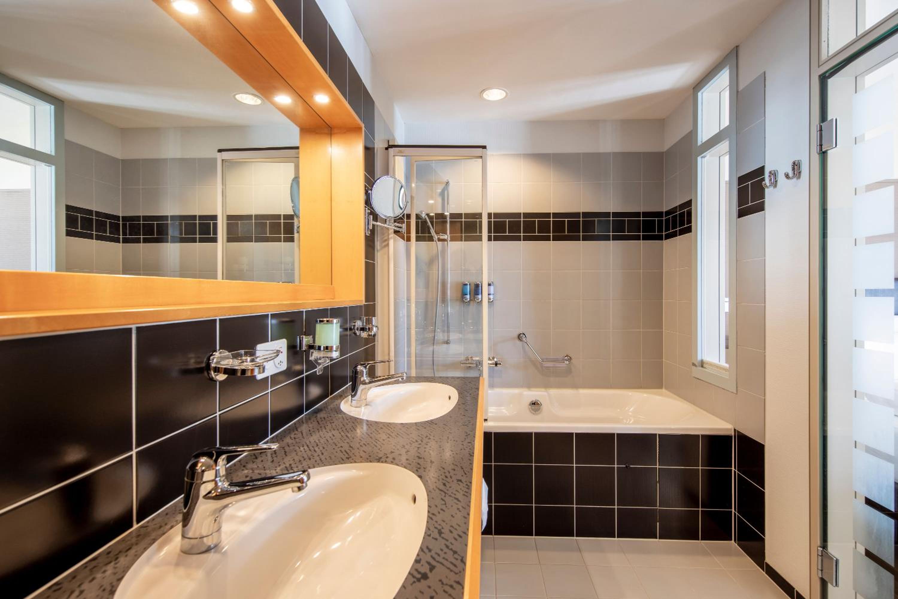 Deluxe Double or Twin Room - Eiger View with A/C - Photo 6