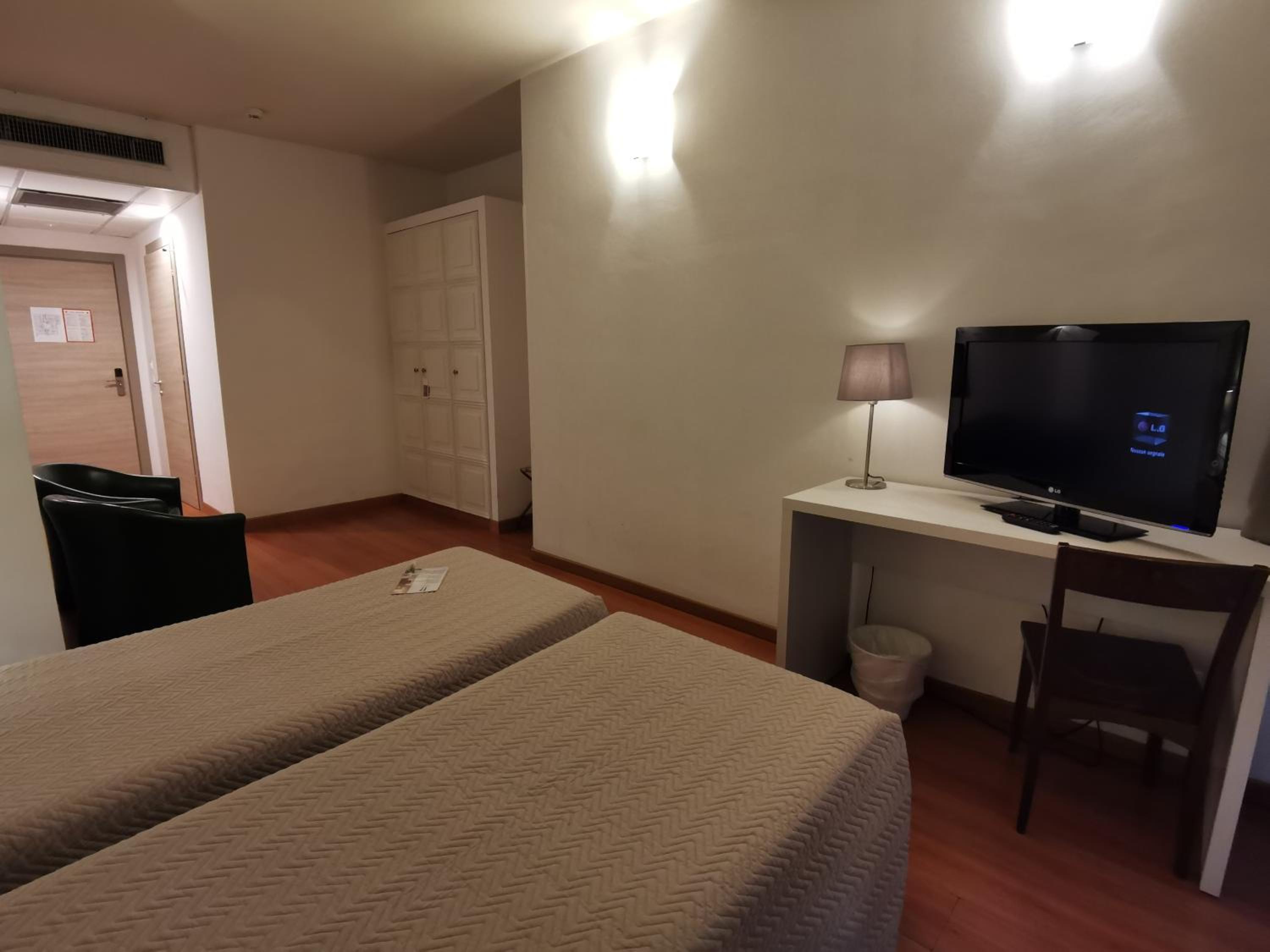 Standard Twin Room - Photo 3