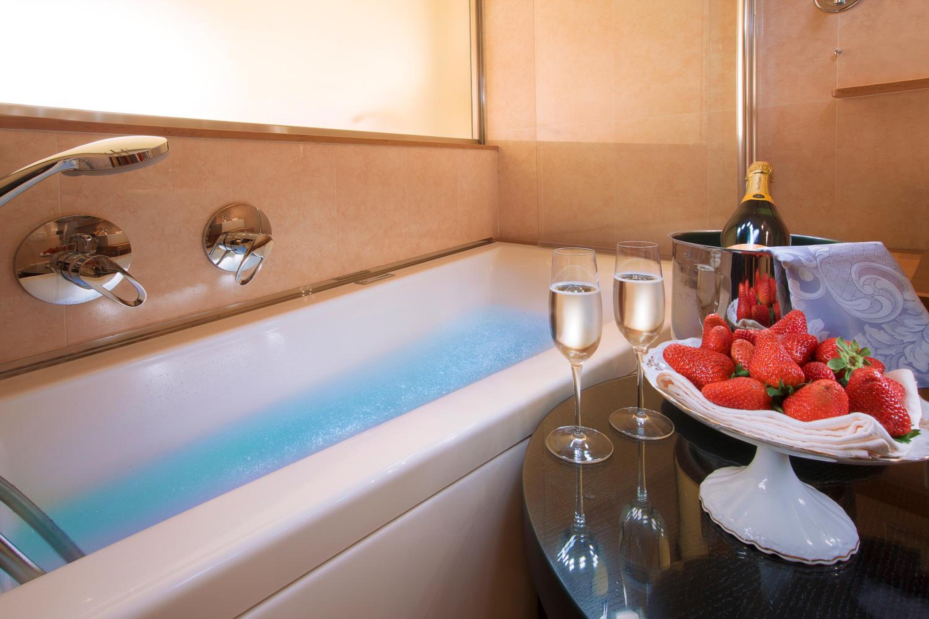 Queen Double Room with Spa Bath - Photo 2