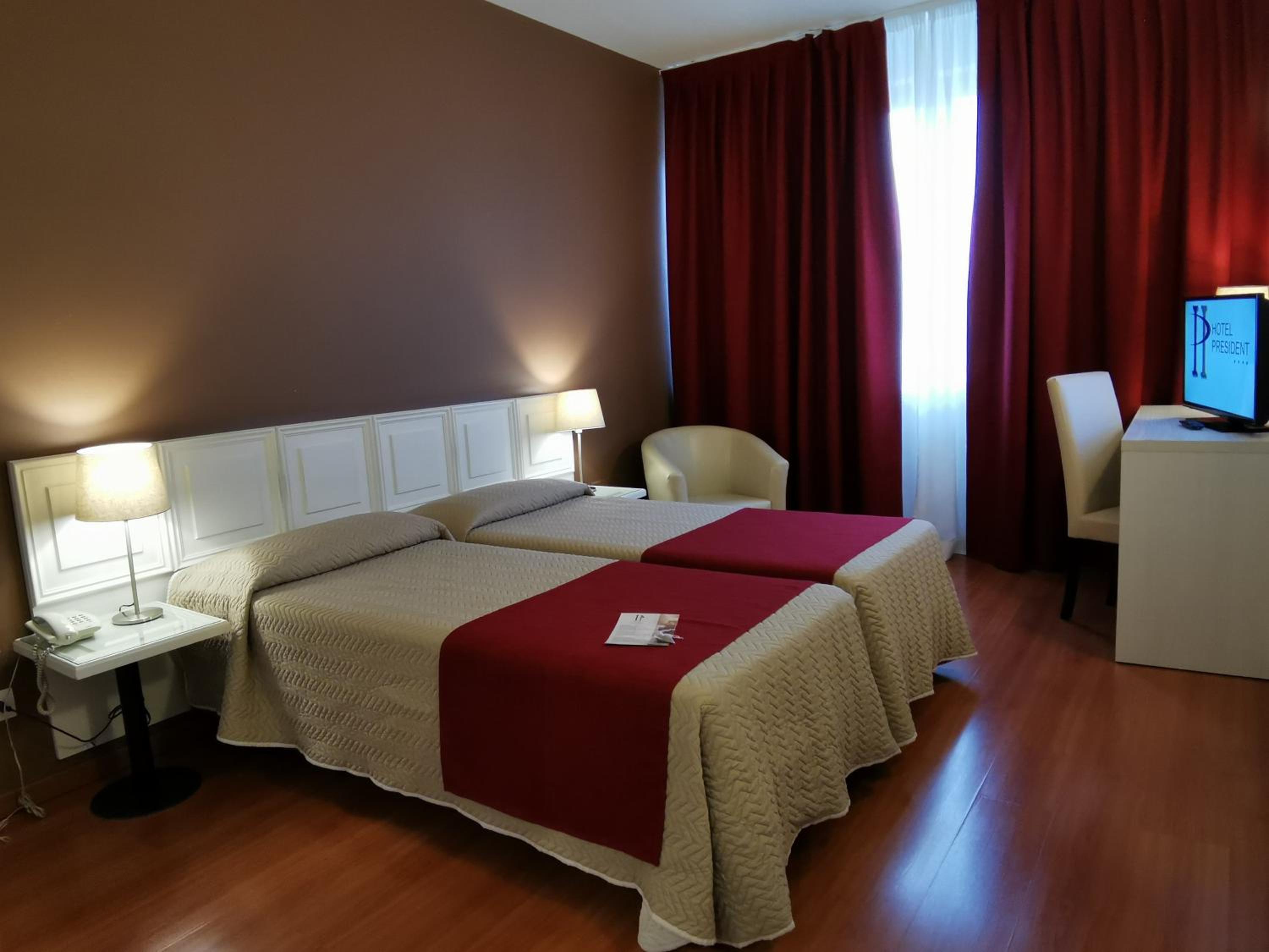 Standard Twin Room - Photo 11