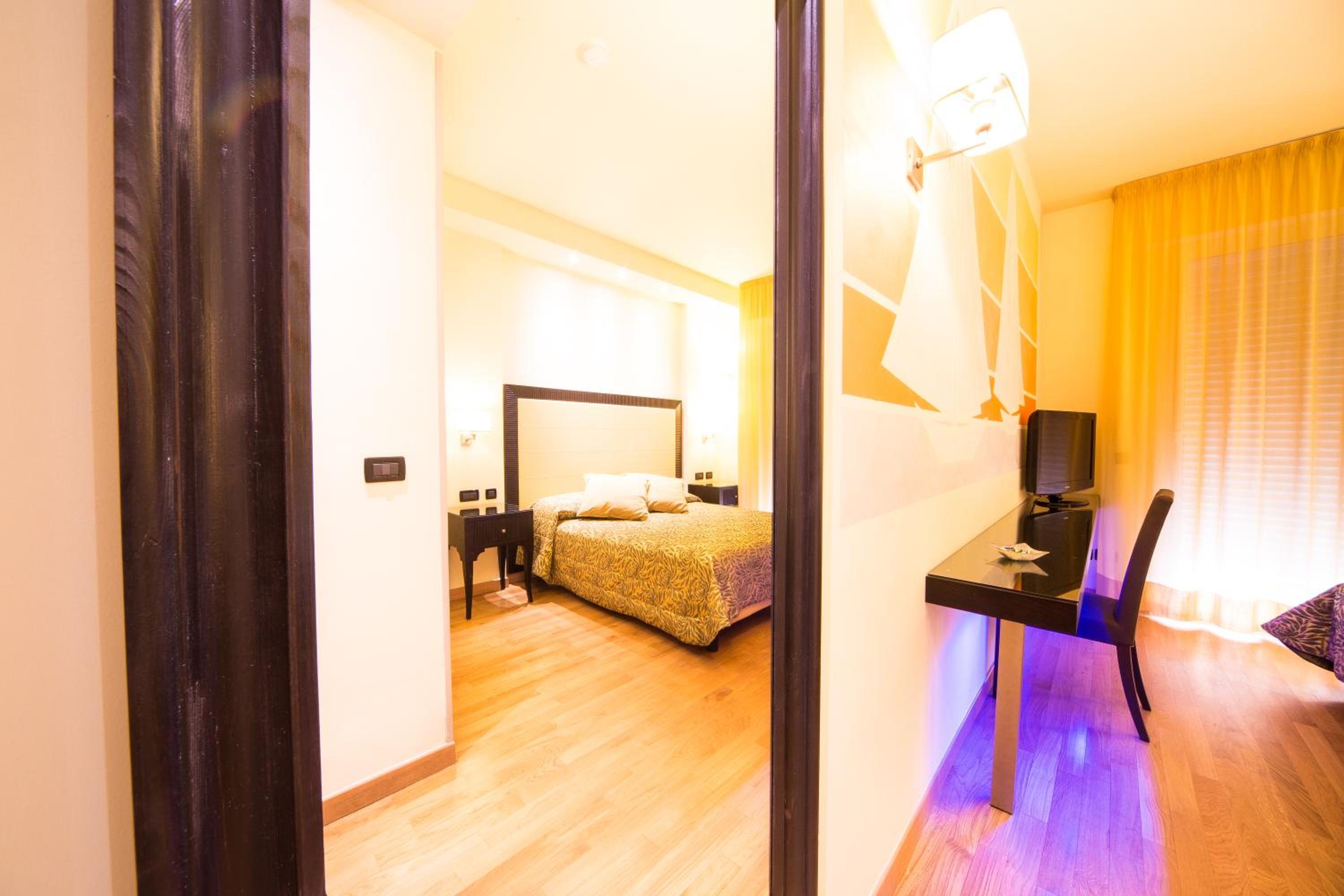 Queen Double Room with Spa Bath - Photo 7