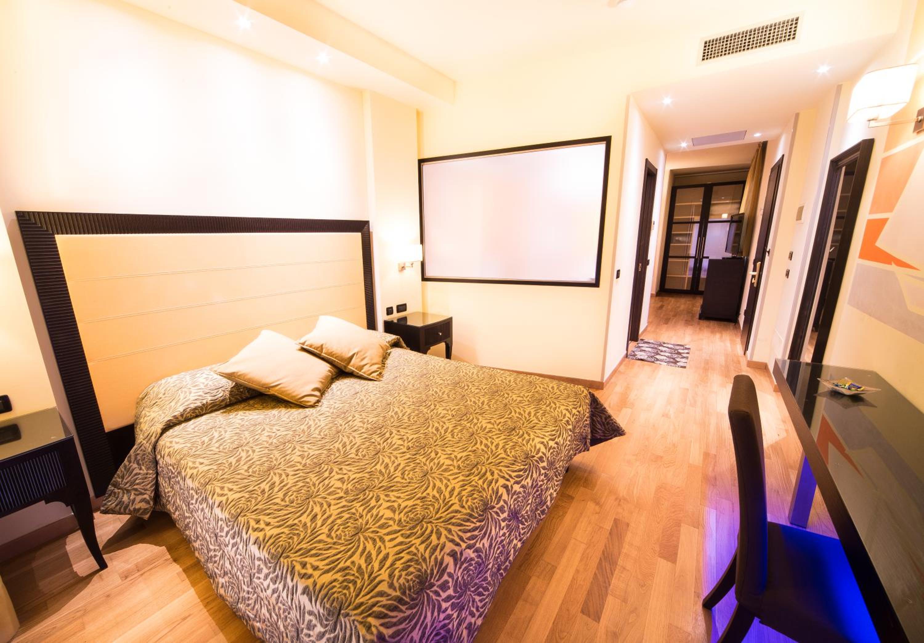 Queen Double Room with Spa Bath - Photo 1