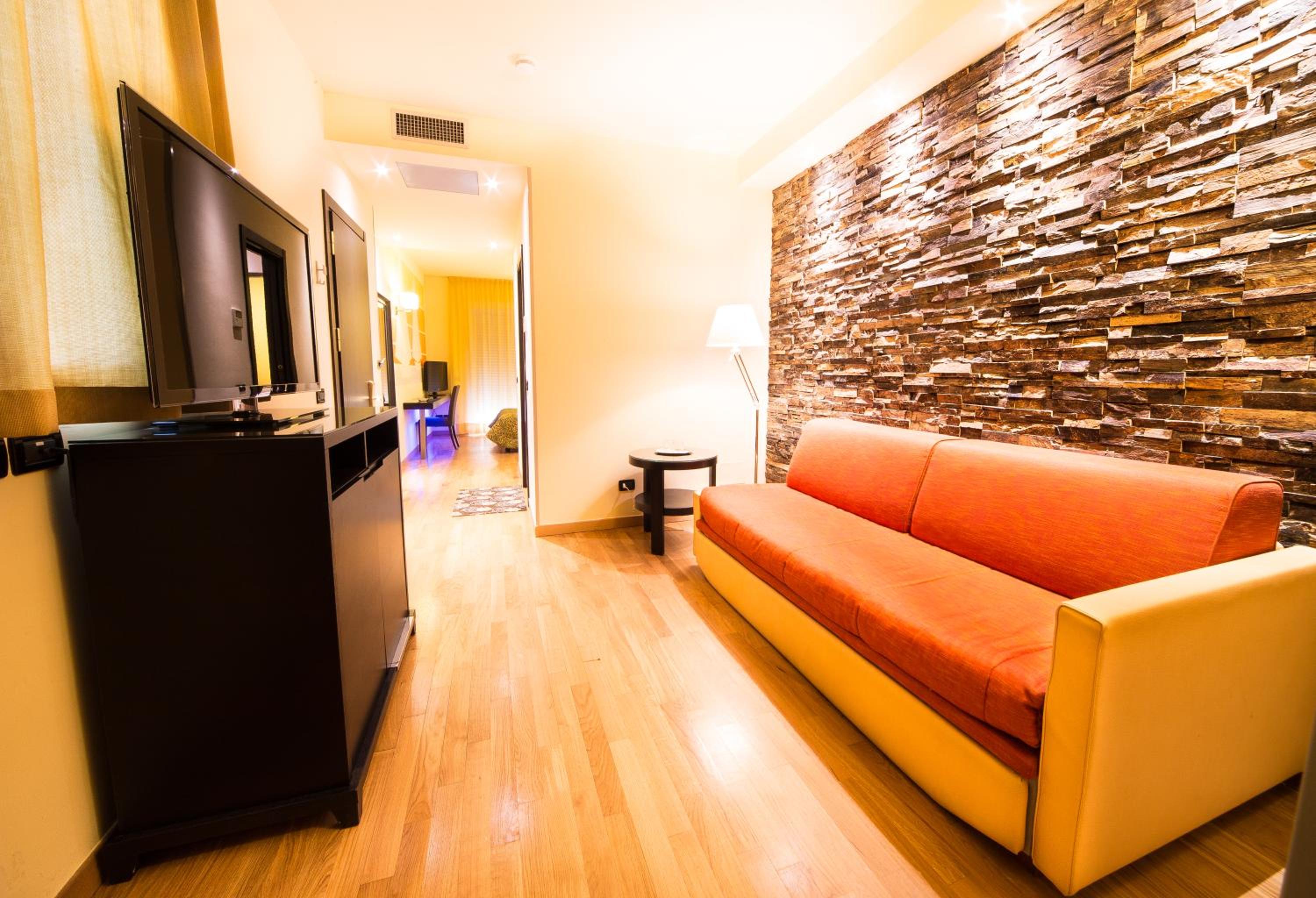 Queen Double Room with Spa Bath - Photo 8