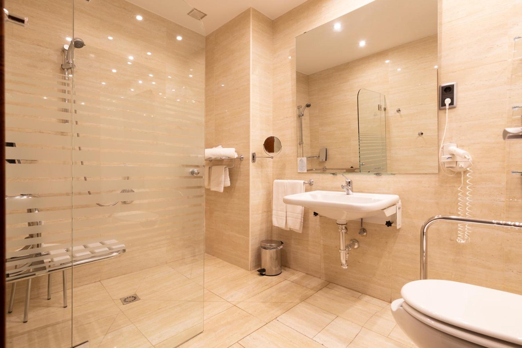 Double or Twin Room - Disabled Access - Photo 5