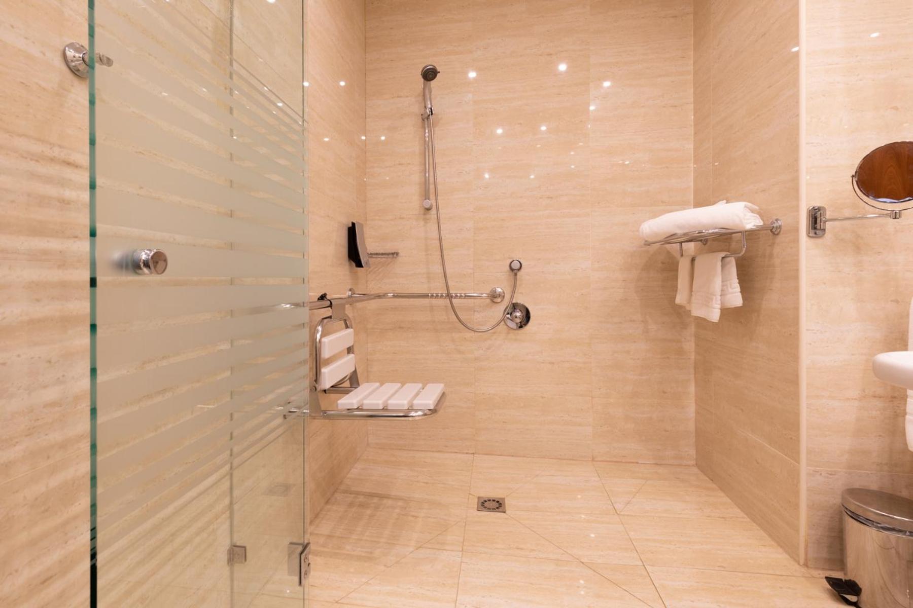 Double or Twin Room - Disabled Access - Photo 9