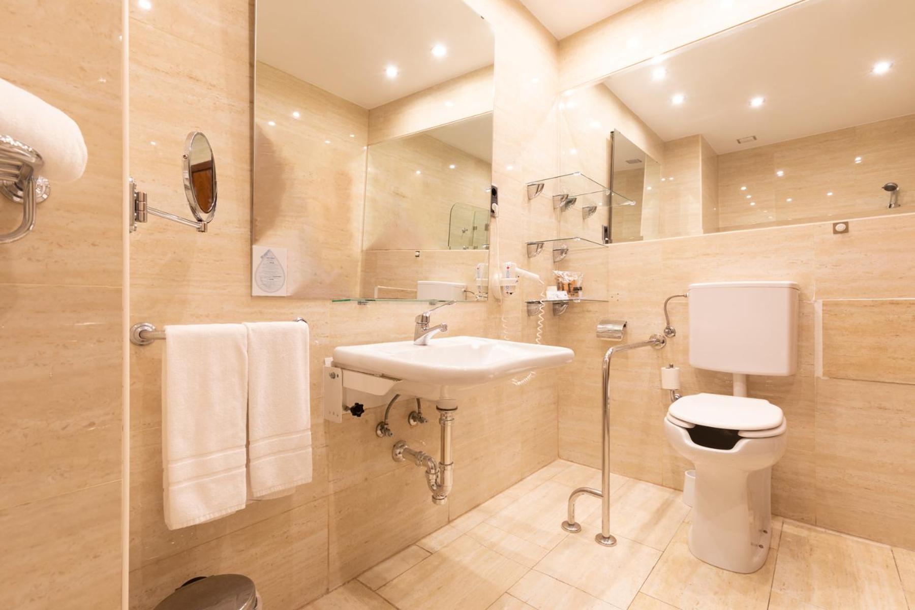 Double or Twin Room - Disabled Access - Photo 3