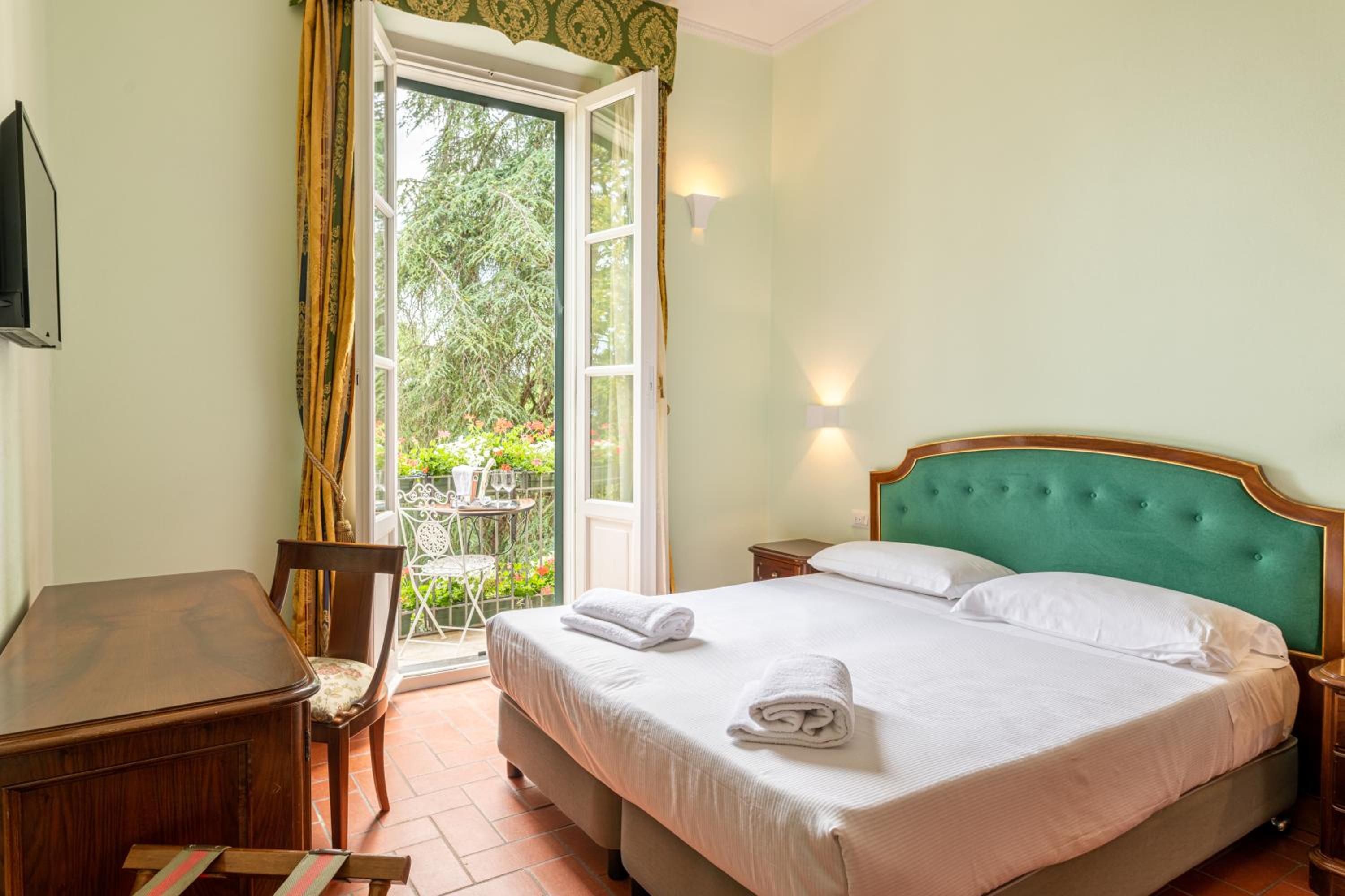 Double Room with Balcony - Photo 1
