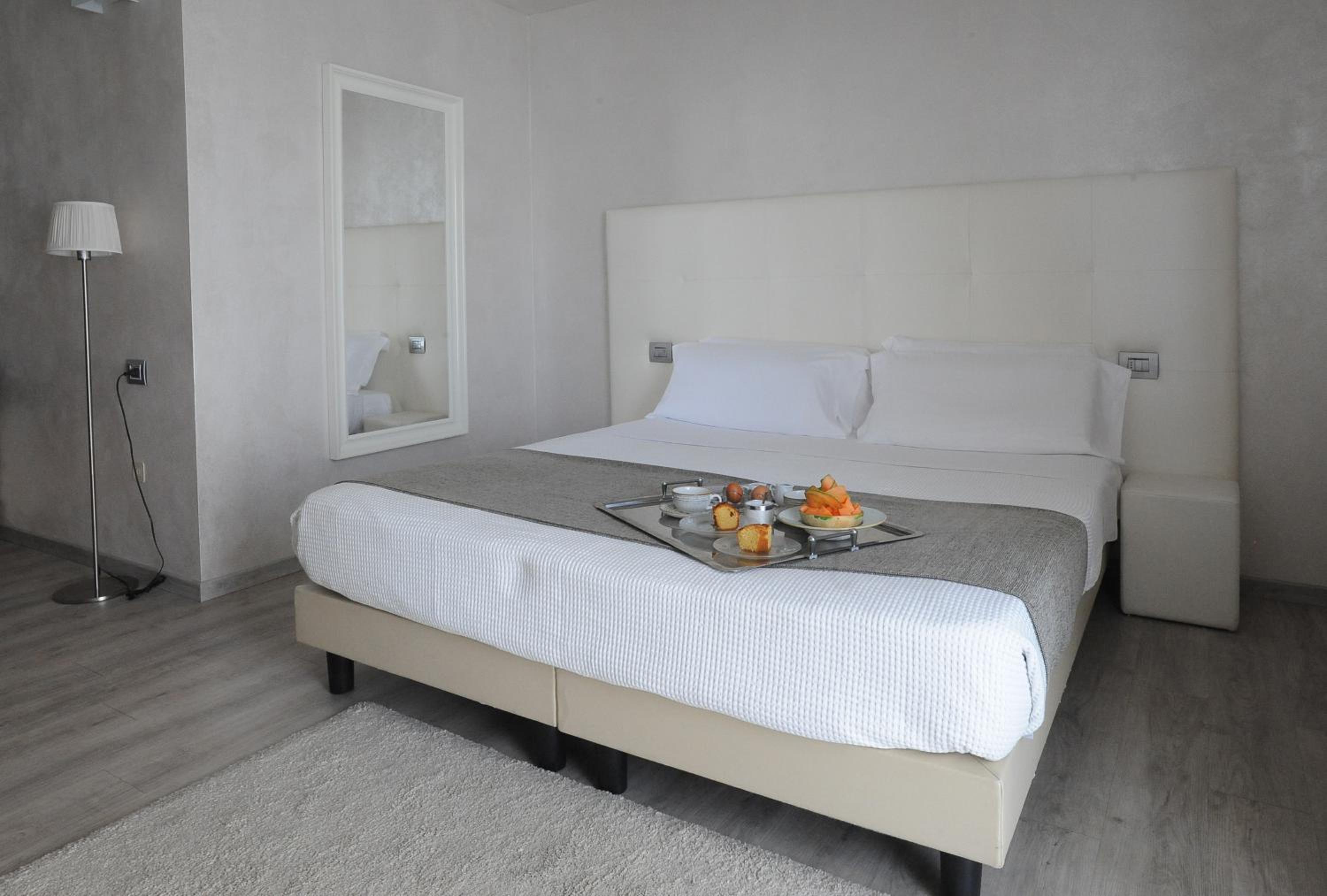 Deluxe Double or Twin Room with Spa Bath photo 2