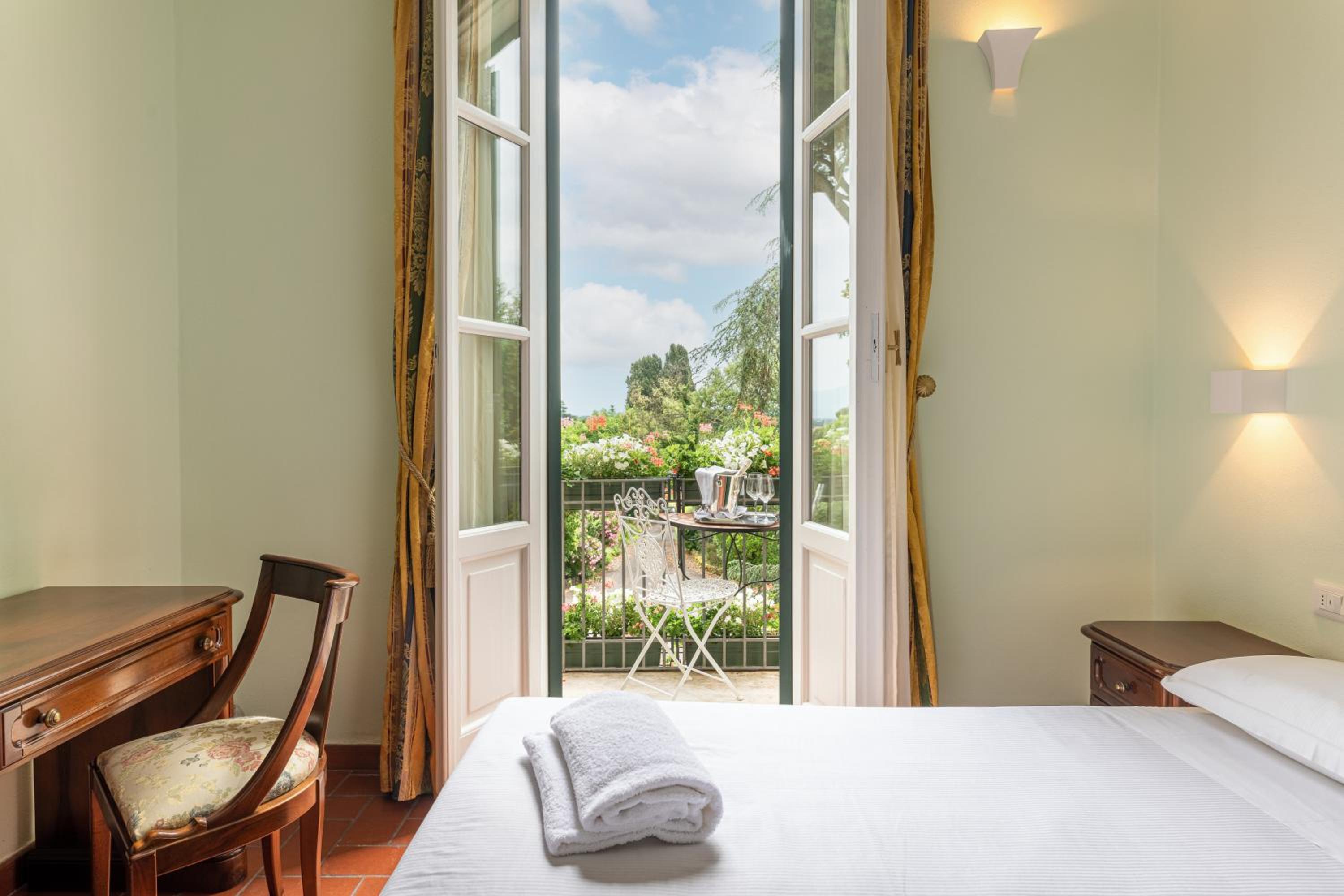 Double Room with Balcony - Photo 9