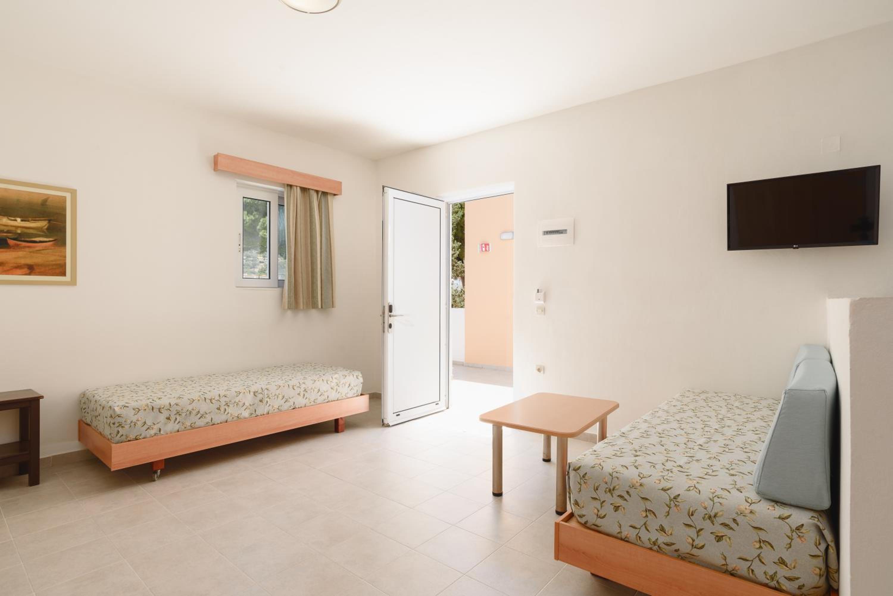 Superior One-Bedroom Apartment (5 Adults)