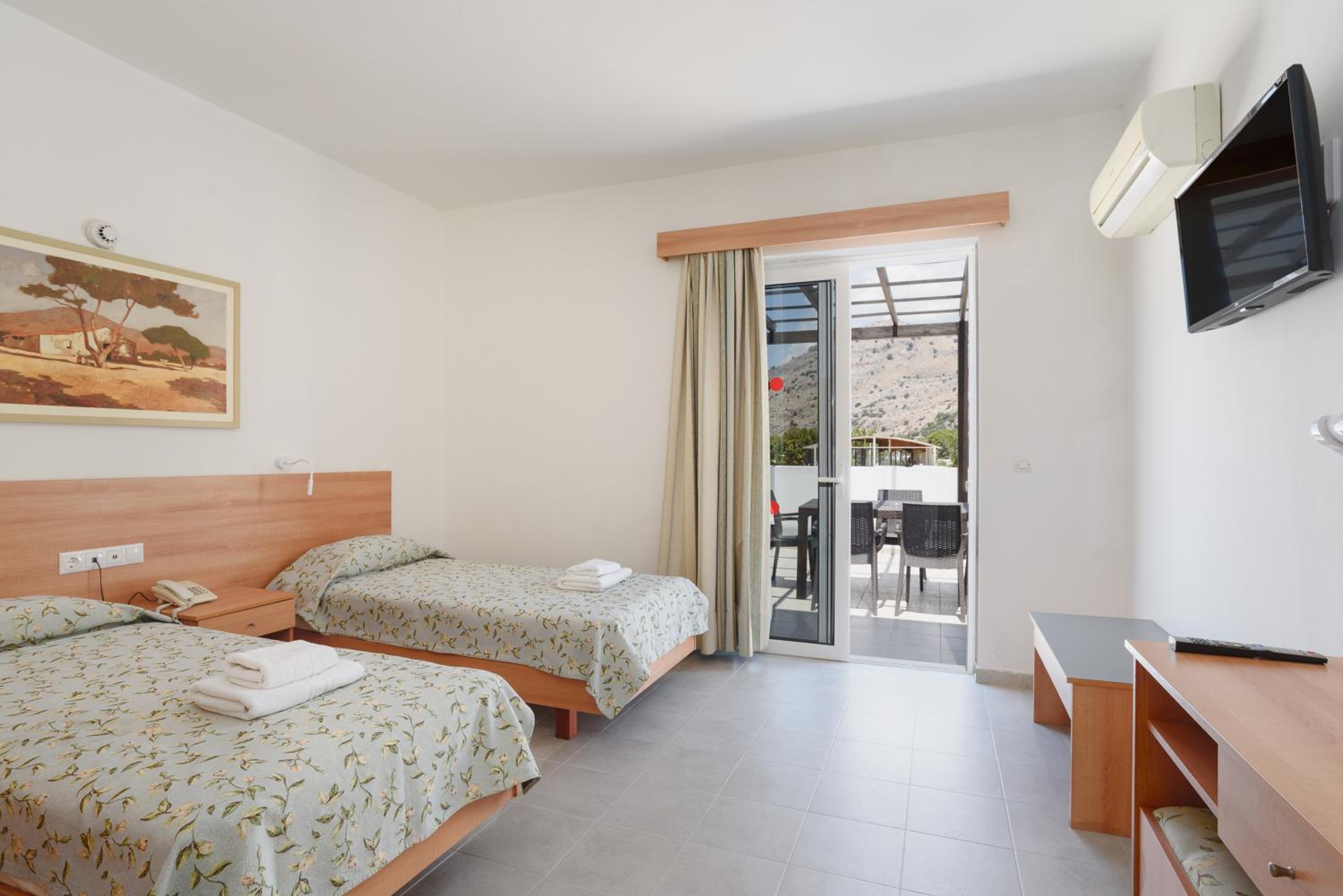 Superior One-Bedroom Apartment (5 Adults)