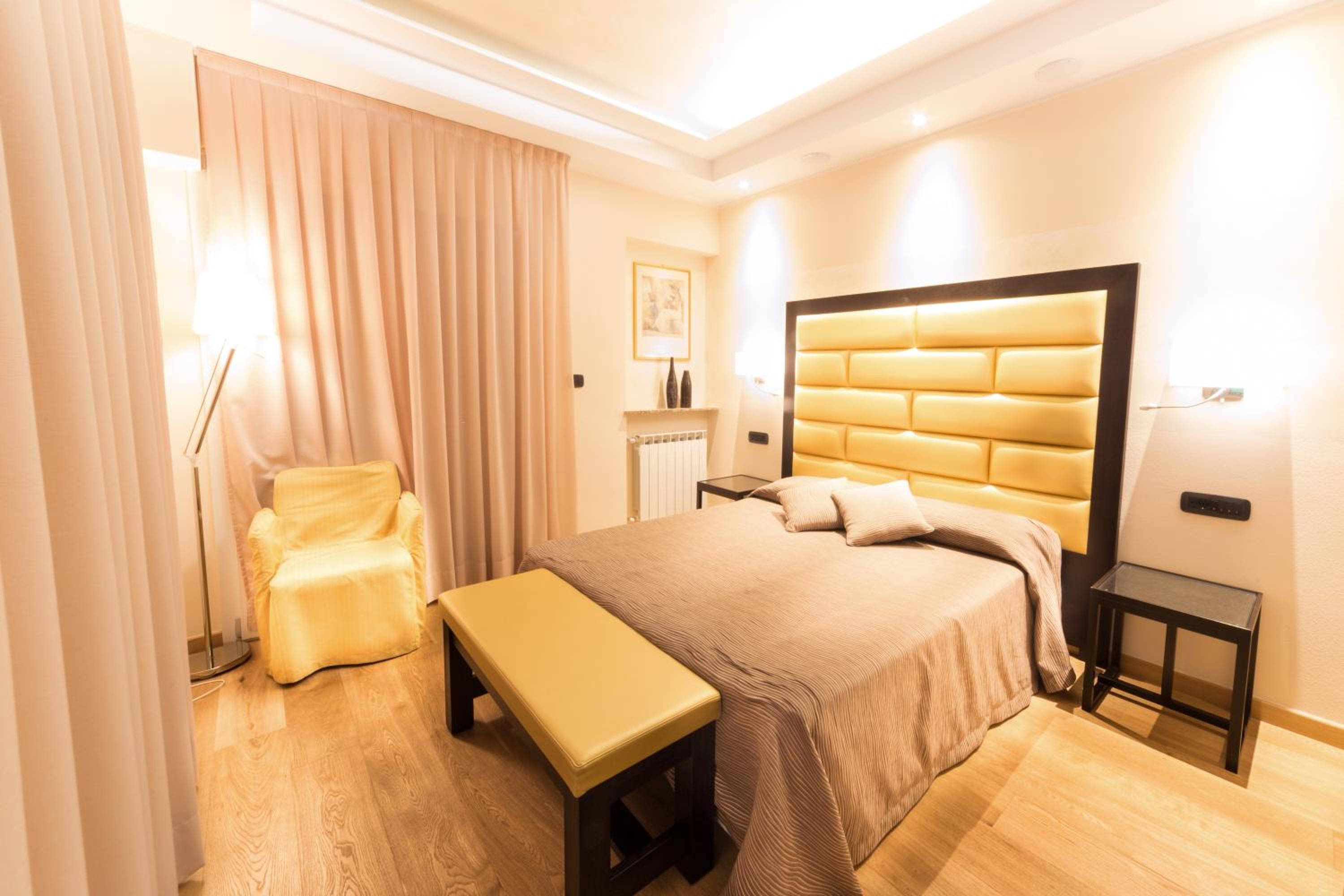Deluxe Double Room - Photo 29