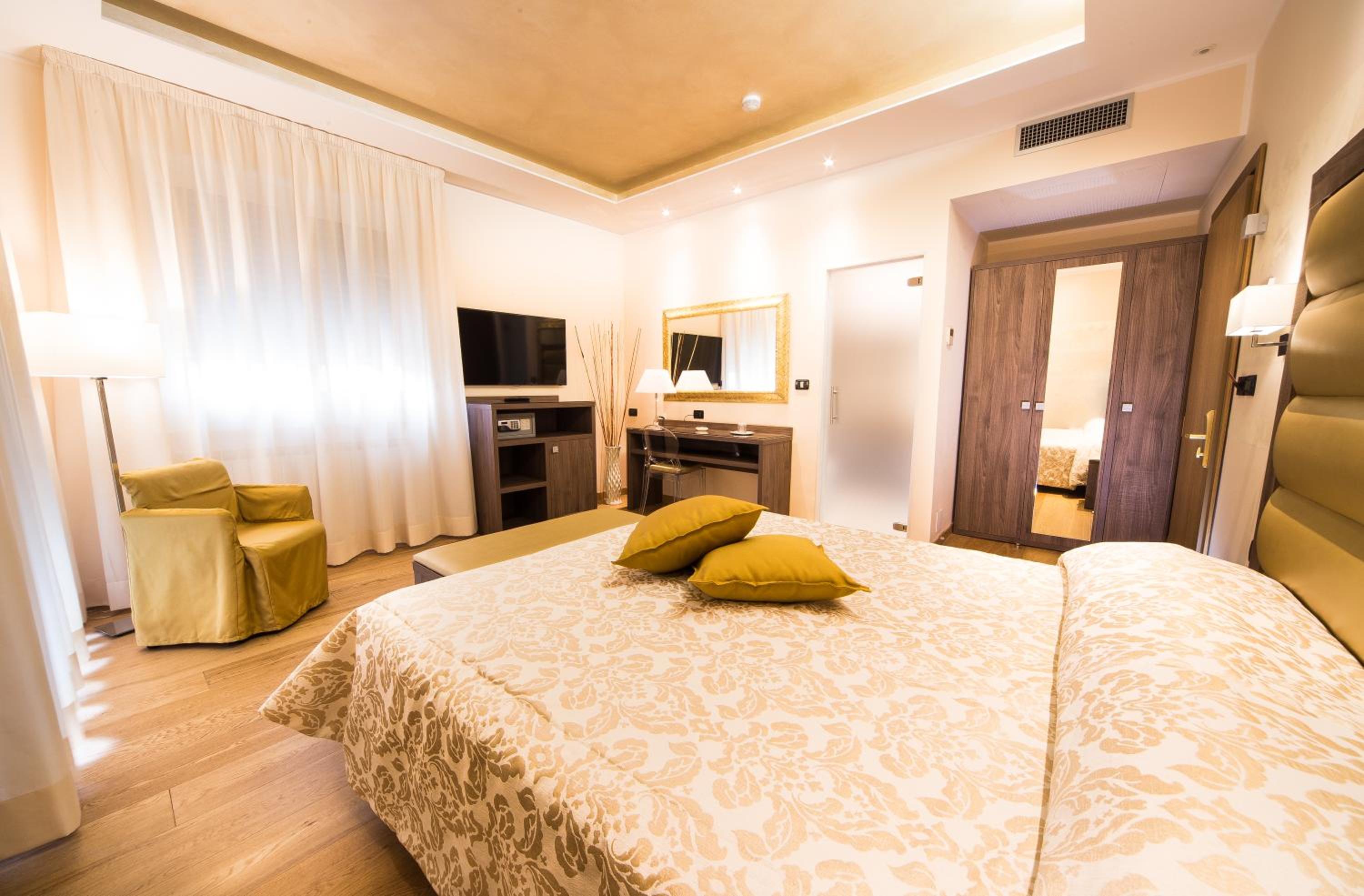 Deluxe Double Room - Photo 25