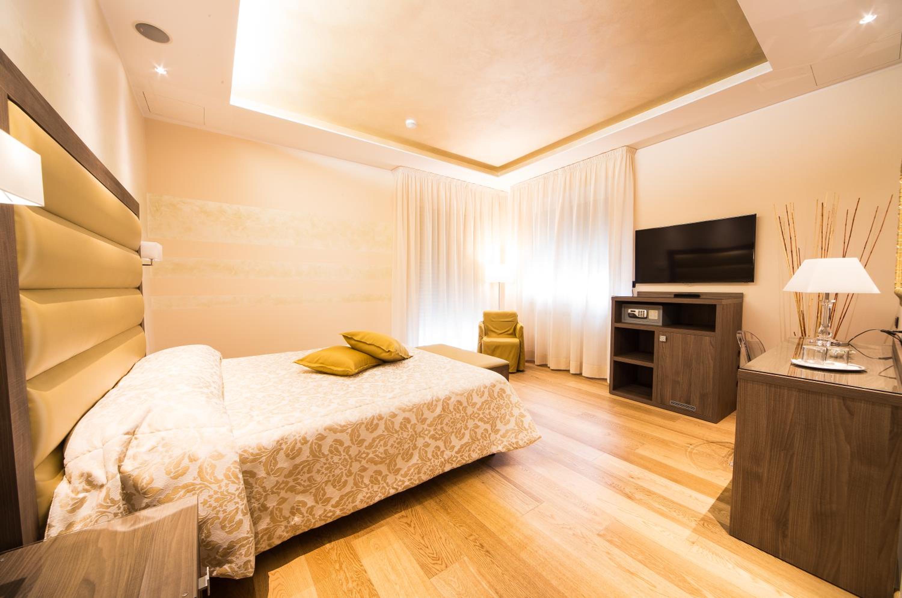 Deluxe Double Room - Photo 27