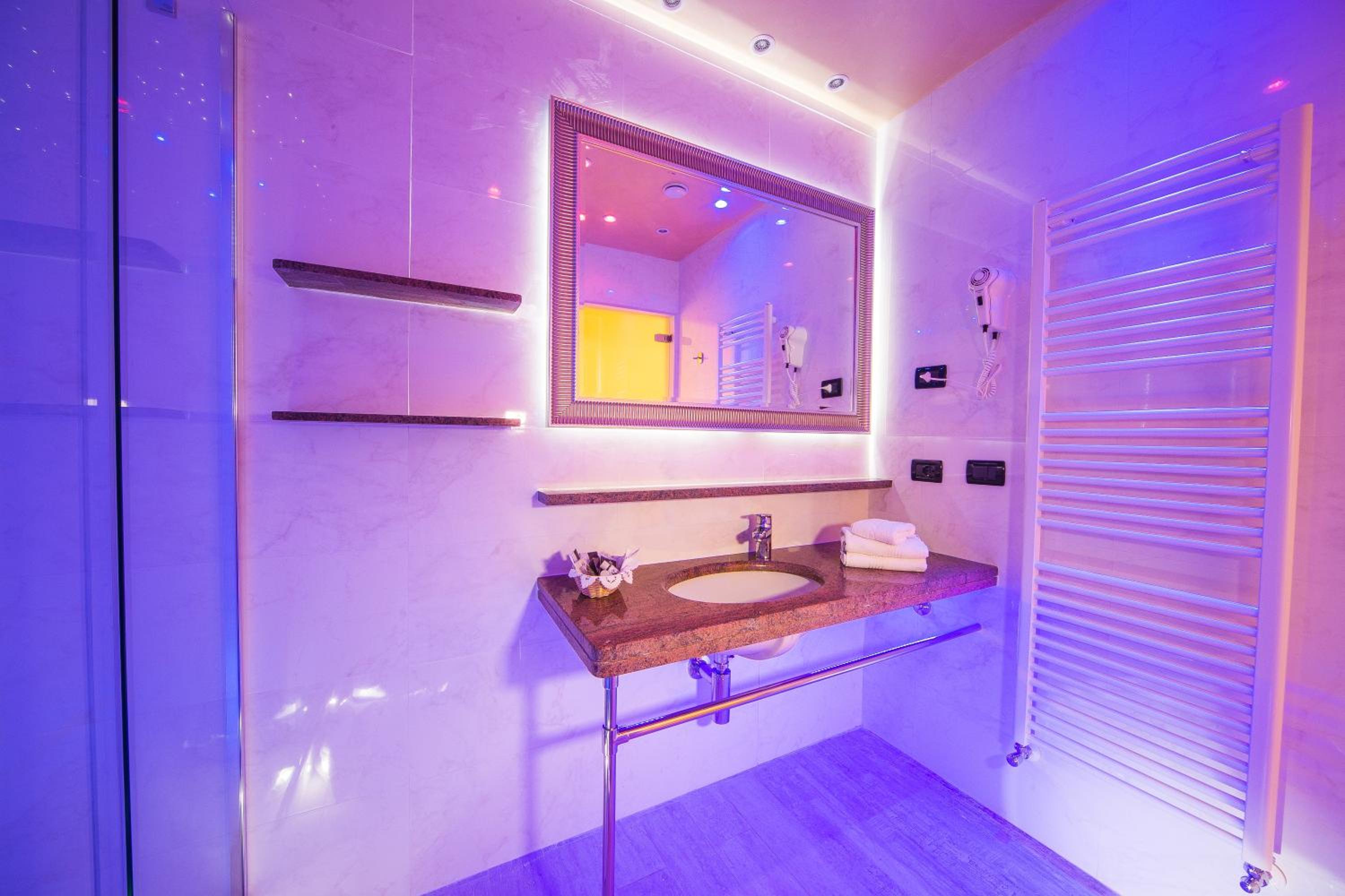 Deluxe Double Room - Photo 11