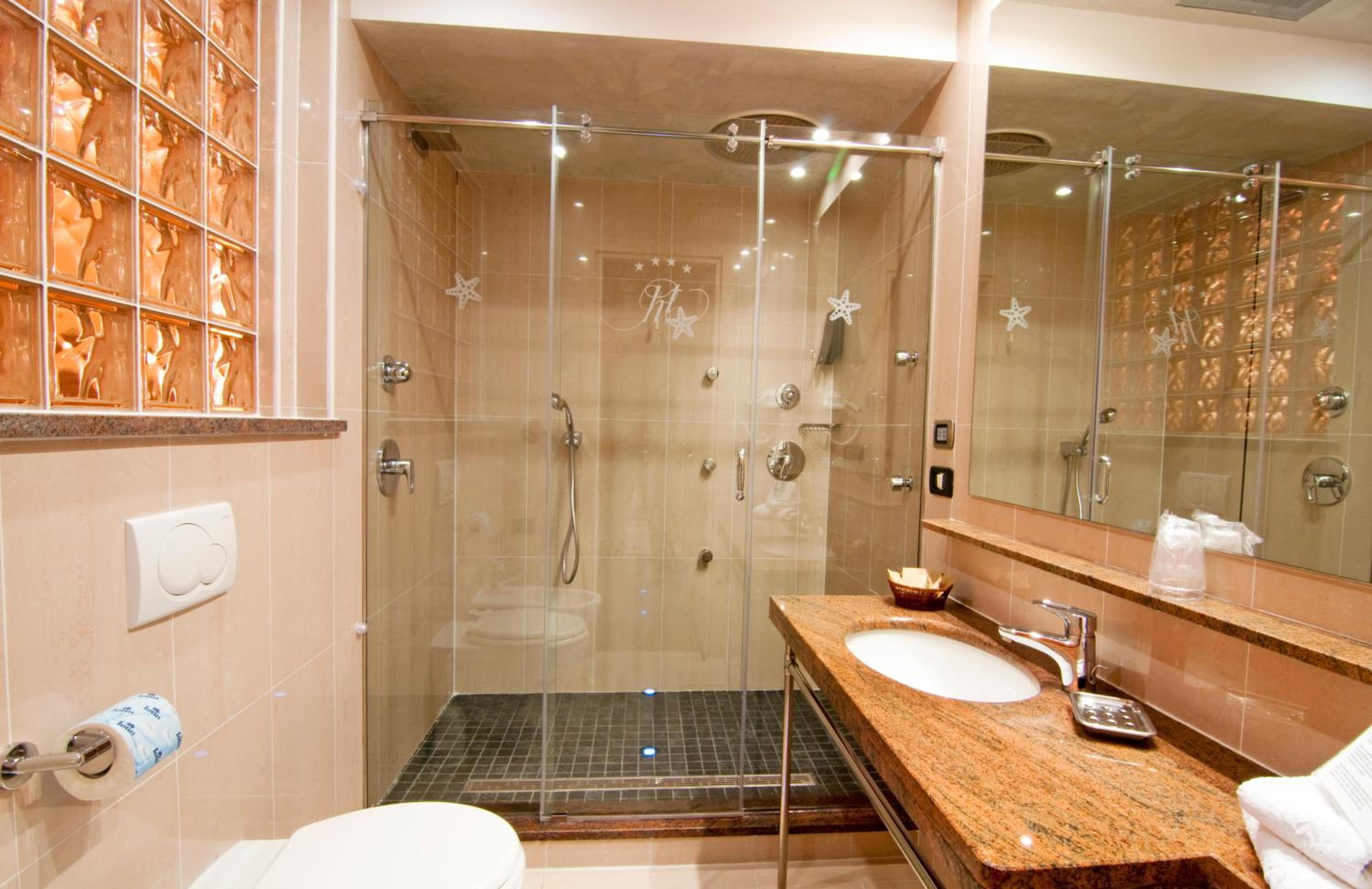 Deluxe Triple Room - Photo 15