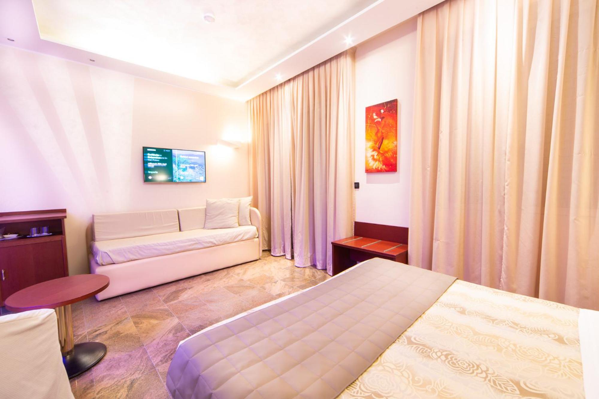 Deluxe Triple Room - Photo 13