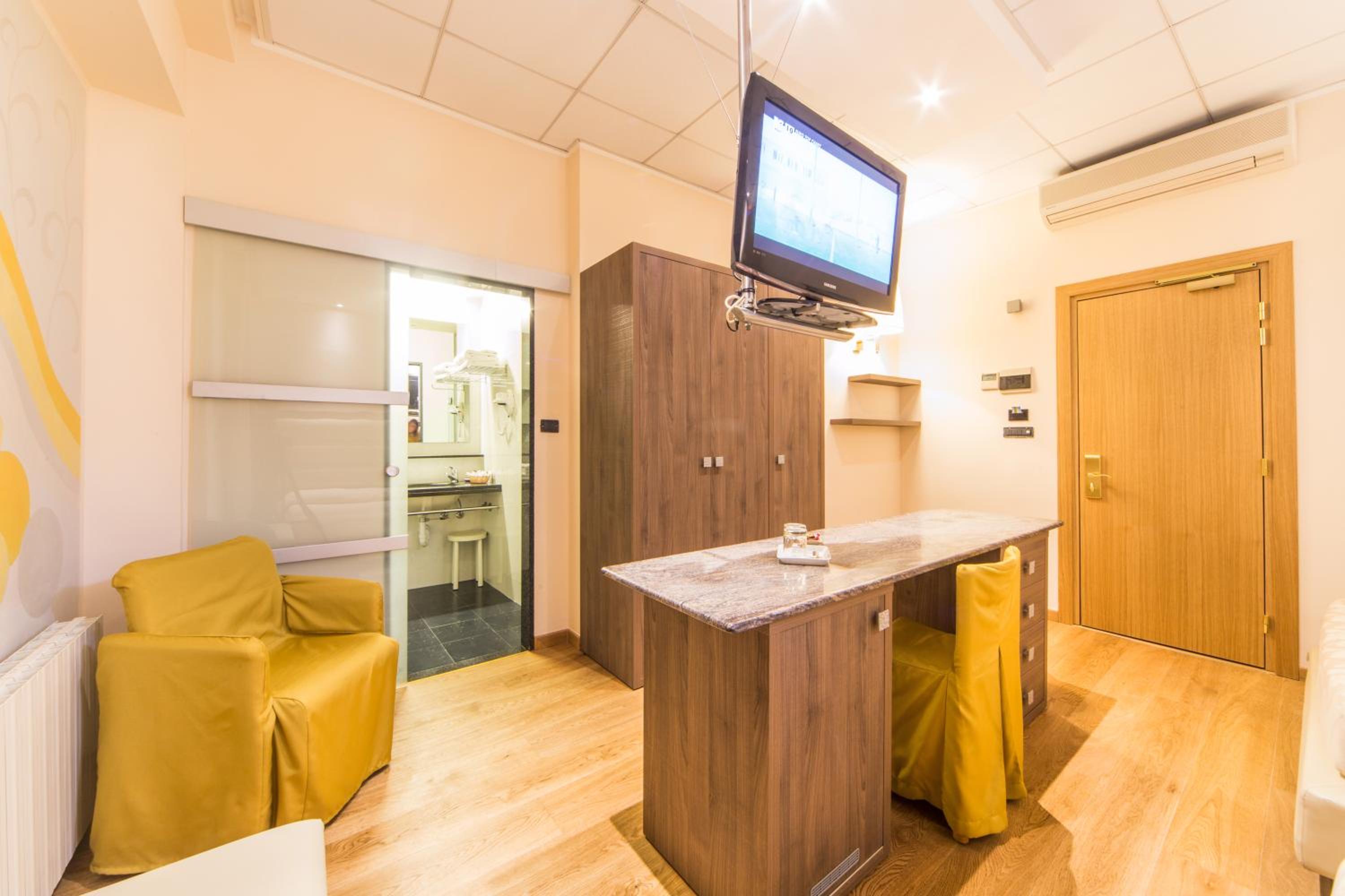 Standard Twin Room - Photo 3